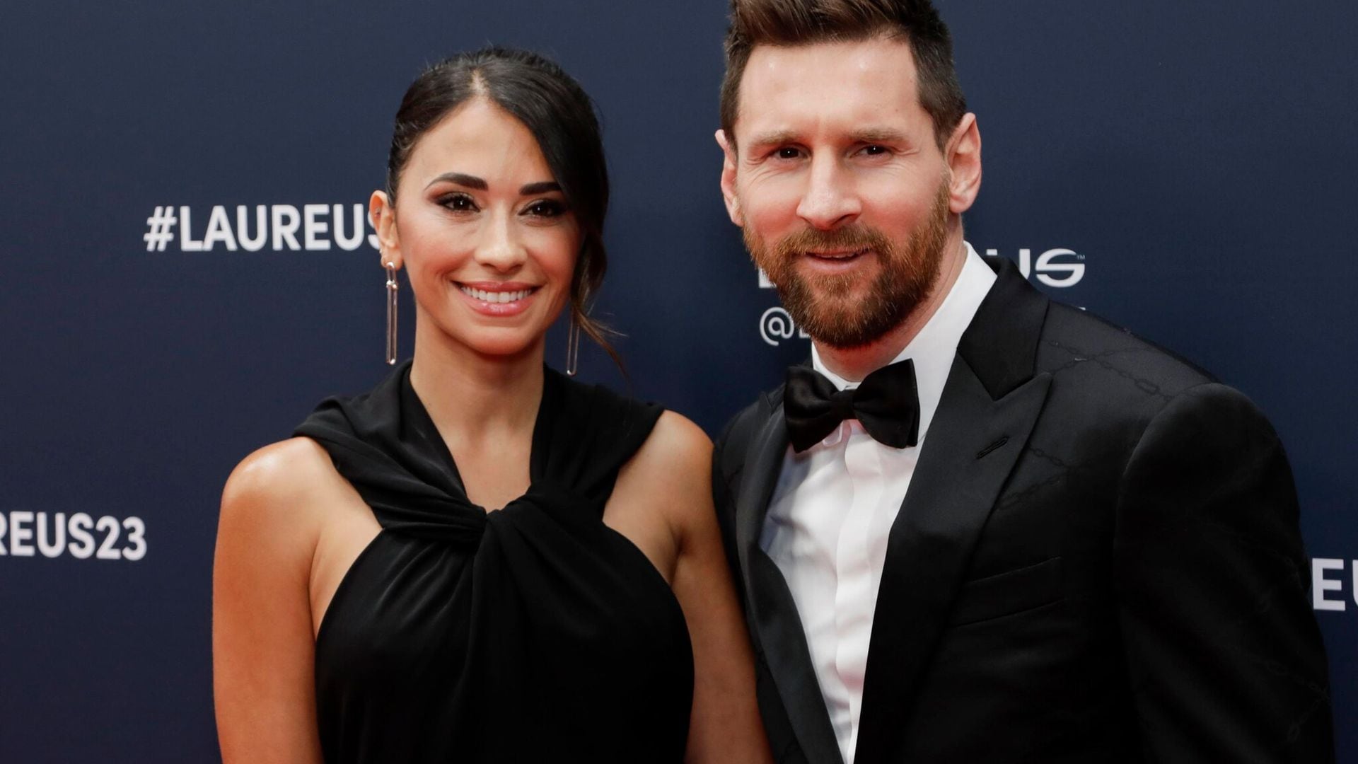 Tras la polémica, Messi recibe un importante premio acompañado de su esposa Antonela Roccuzzo