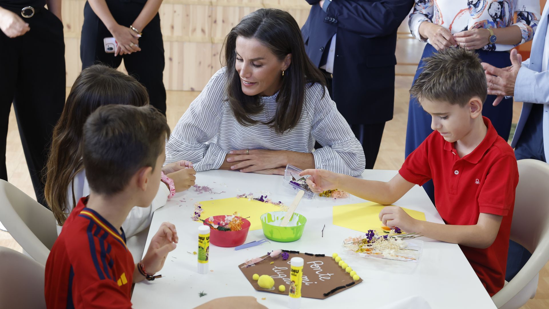 La reina Letizia inaugura el curso escolar en Azuqueca de Henares entre abejas y guiños a su Asturias natal