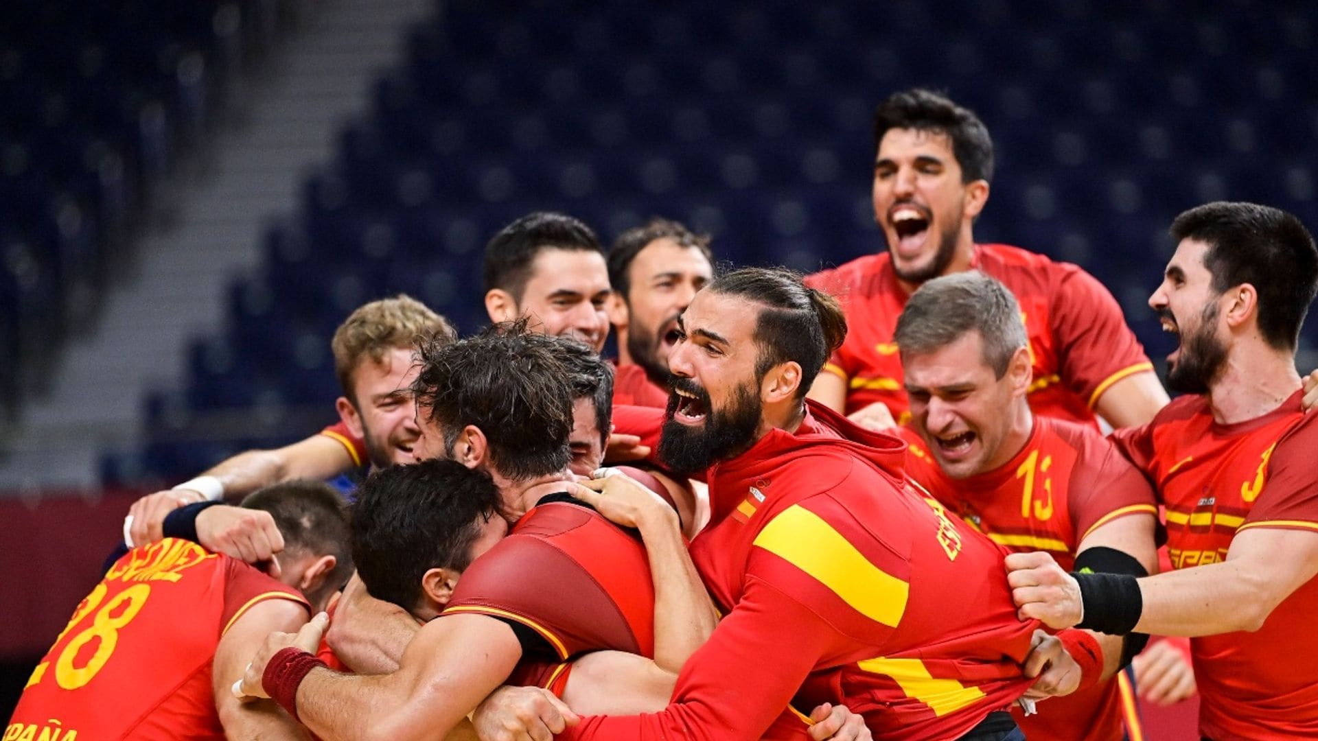 Lágrimas, euforia y una emotiva despedida...  Los 'Hispanos' conquistan el bronce en balonmano