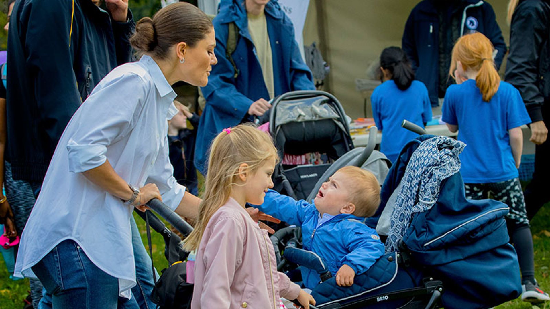 Victoria de Suecia, un día en el parque con sus hijos Estelle y Oscar