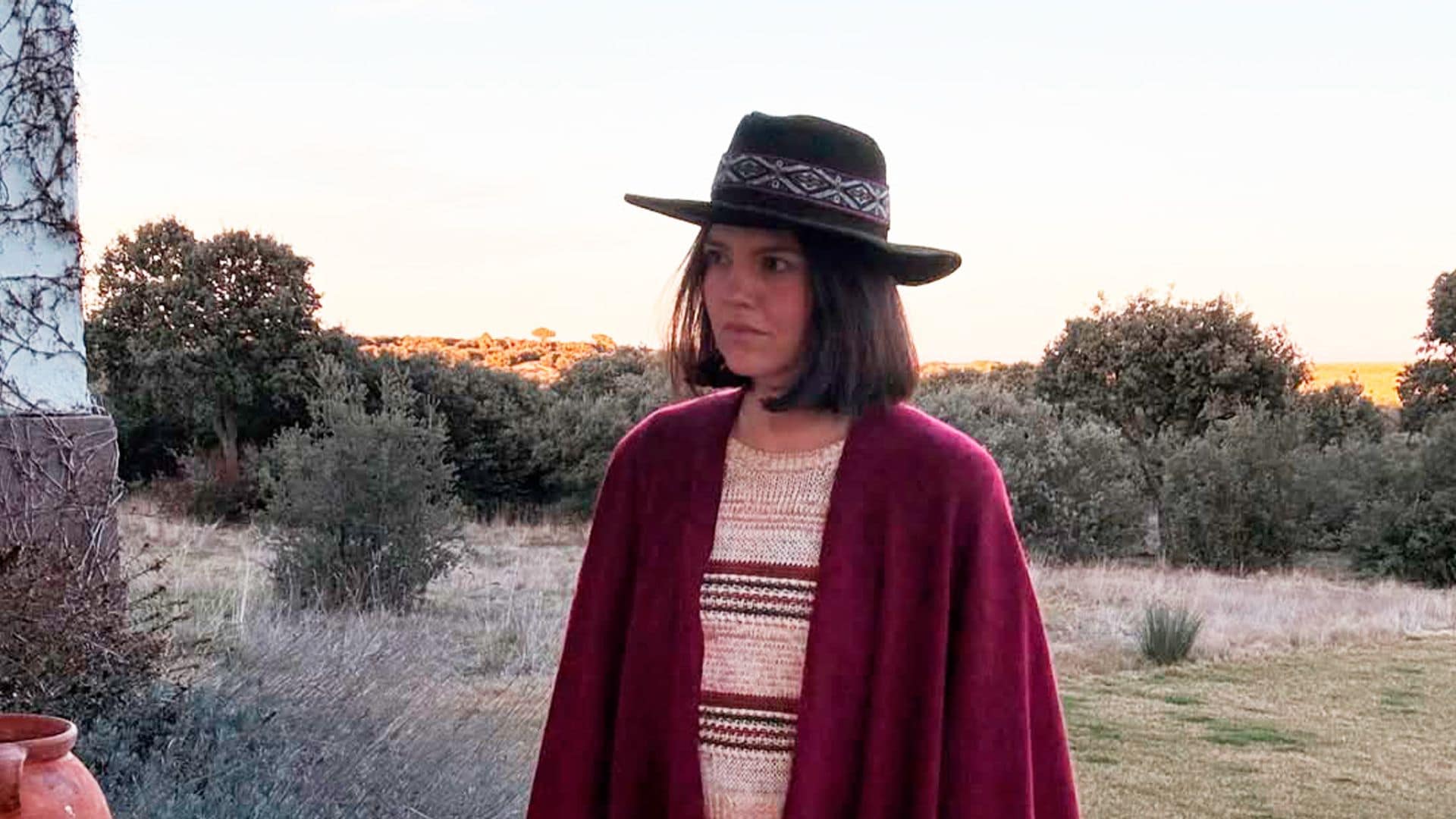 Isabelle Junot nos inspira con su conjunto campestre y el accesorio 'boho' favorito de Sara Carbonero