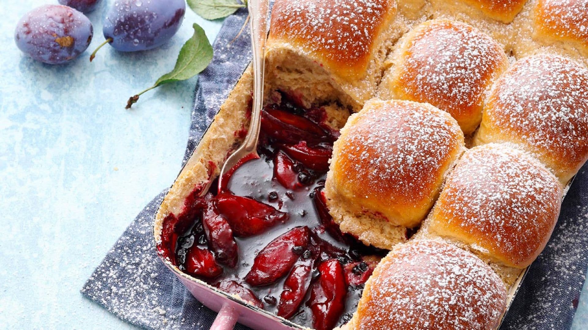 Bollos de canela con compota de ciruelas rojas