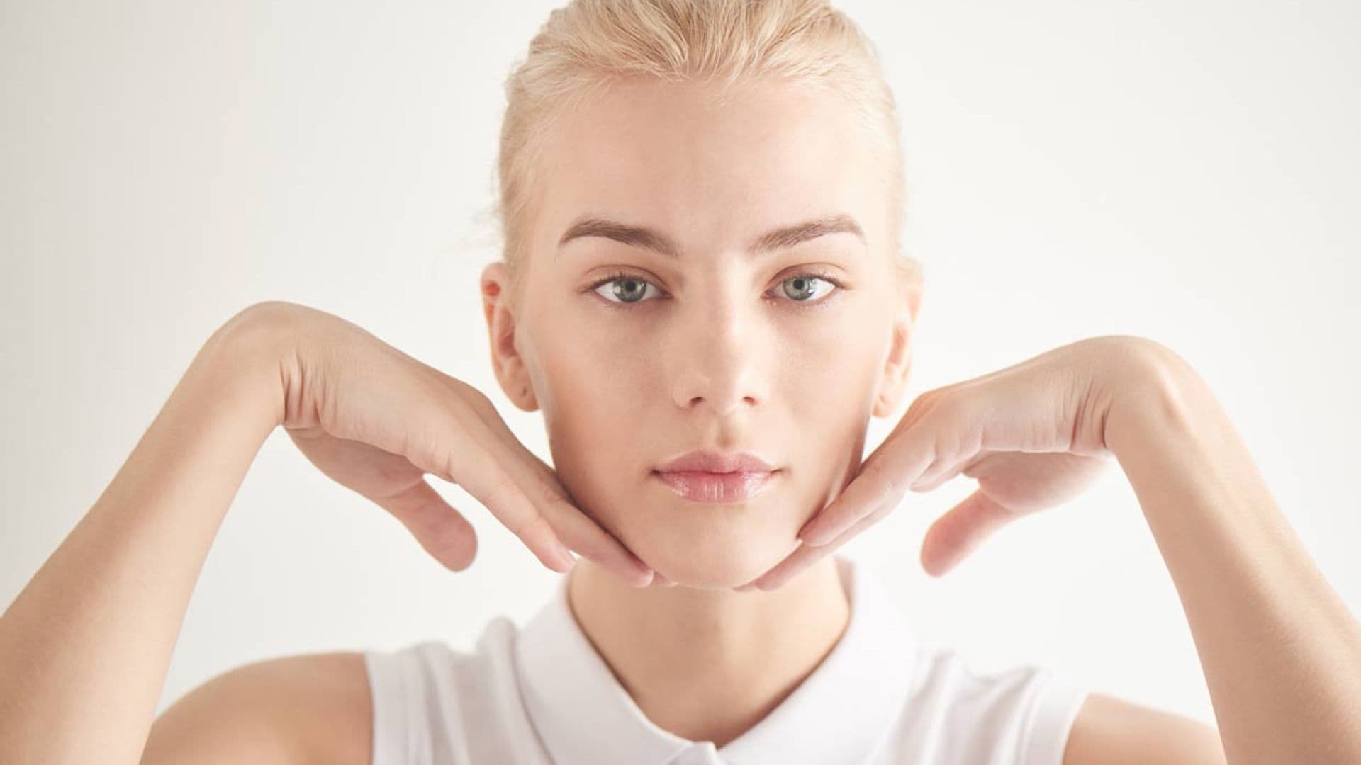 Ejercicios faciales para prevenir las arrugas que puedes hacer si estás teletrabajando