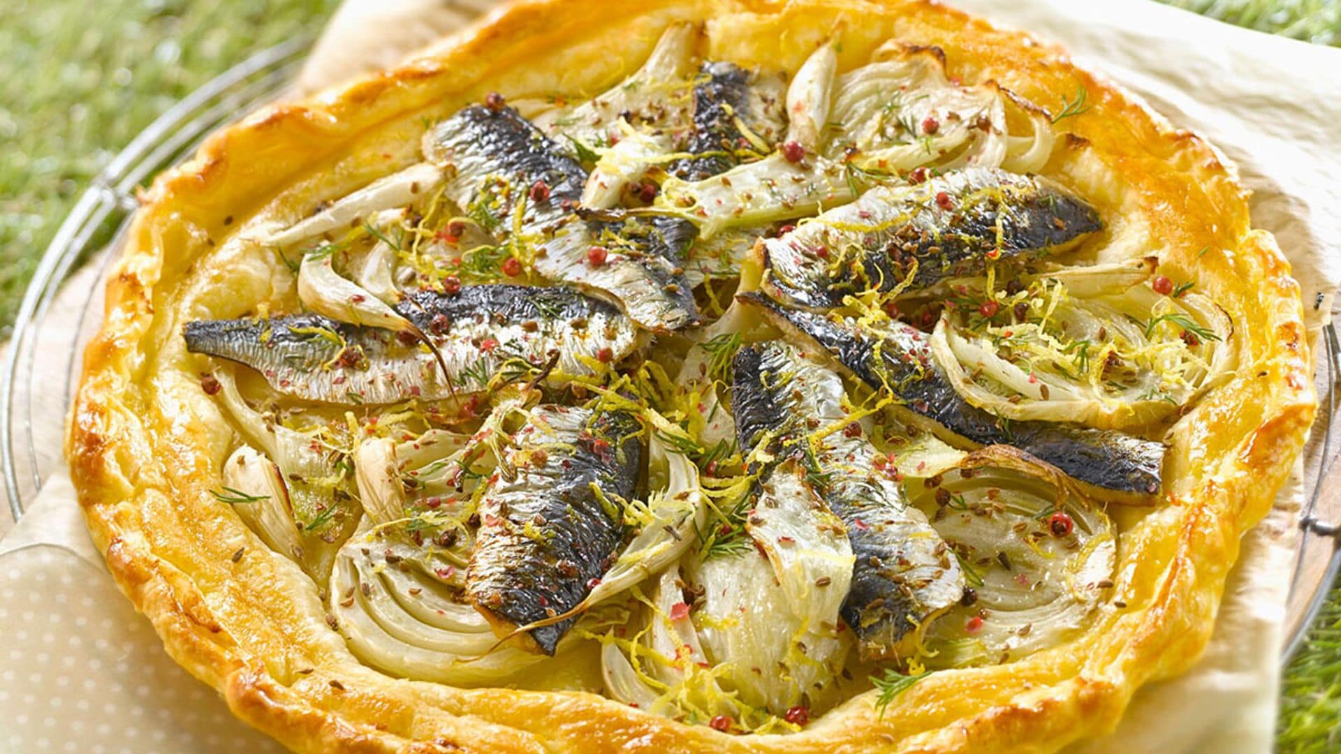 Tarta salada de hojaldre con sardinas, hinojo y limón