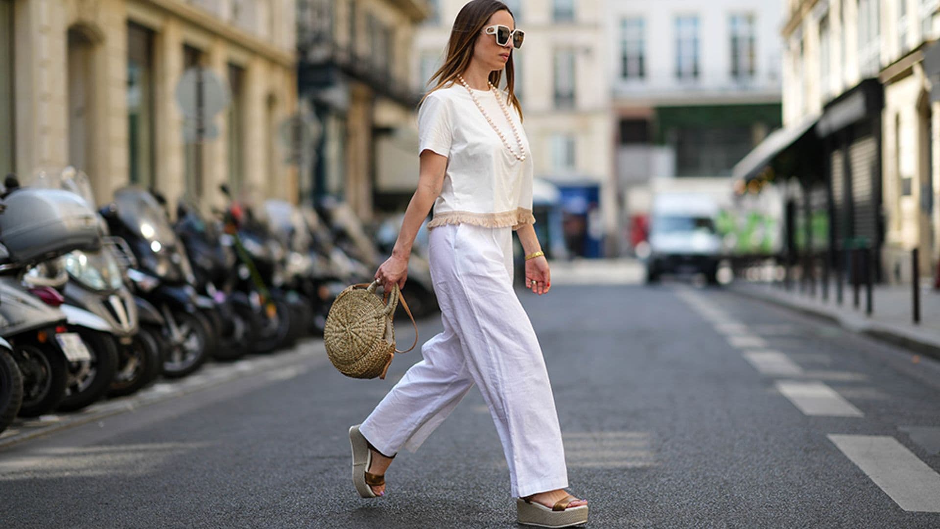 Las chicas que siempre visten de blanco en verano apuestan por estas prendas que no pasan de moda