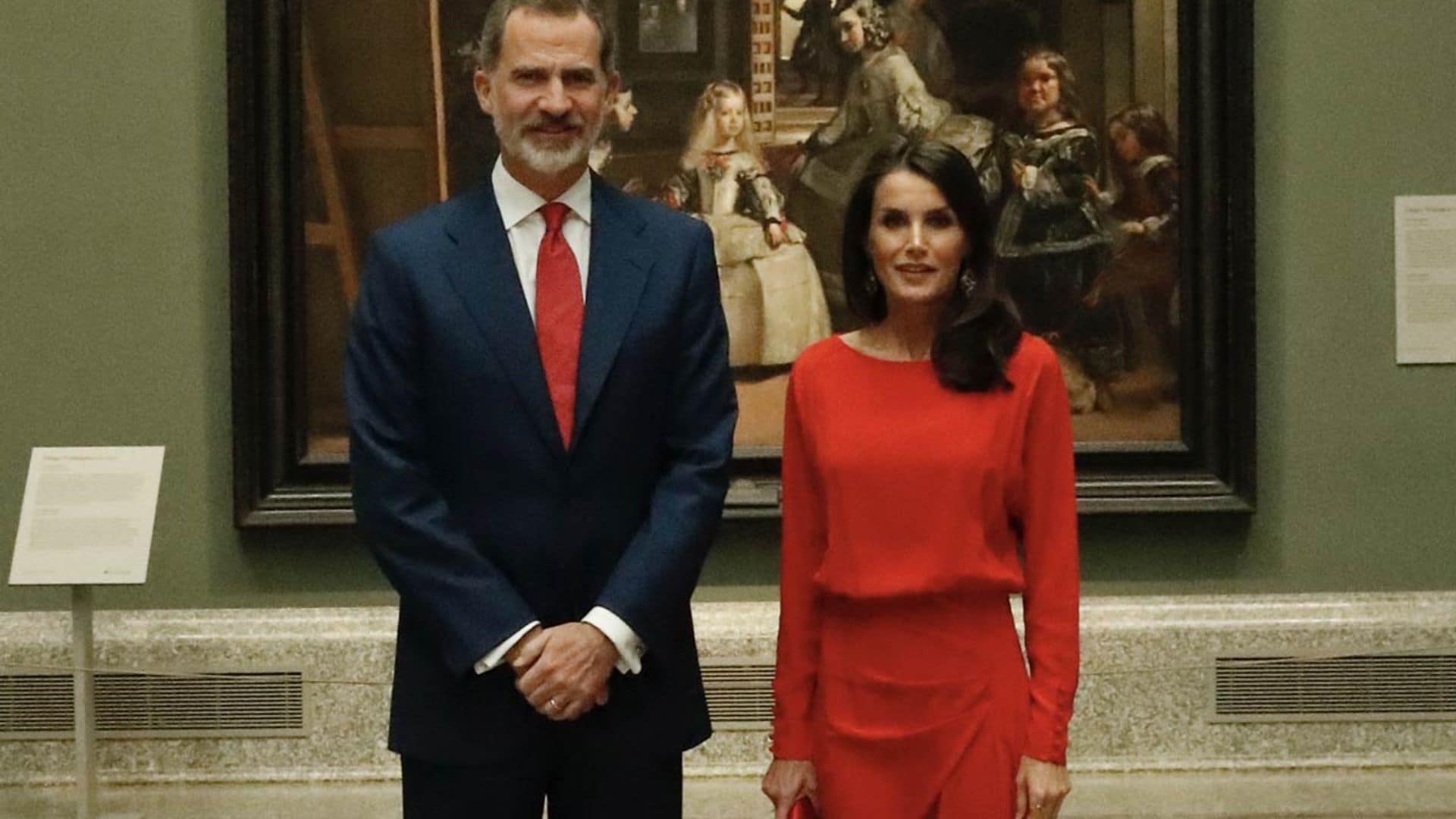 La Reina recupera su icónico 'rojo Letizia' con un nuevo vestido español