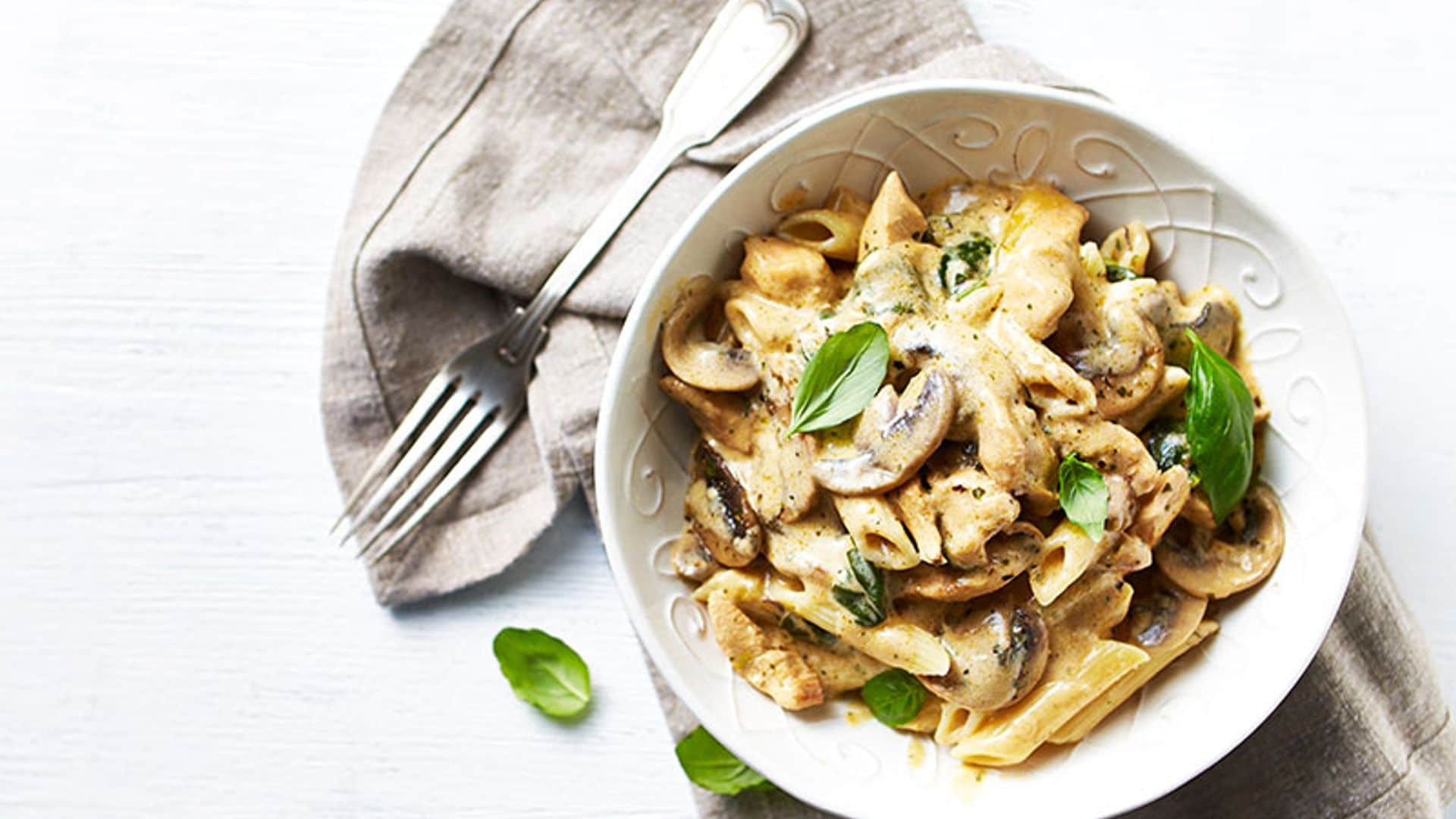 'Penne' cremosos con pollo y champiñones