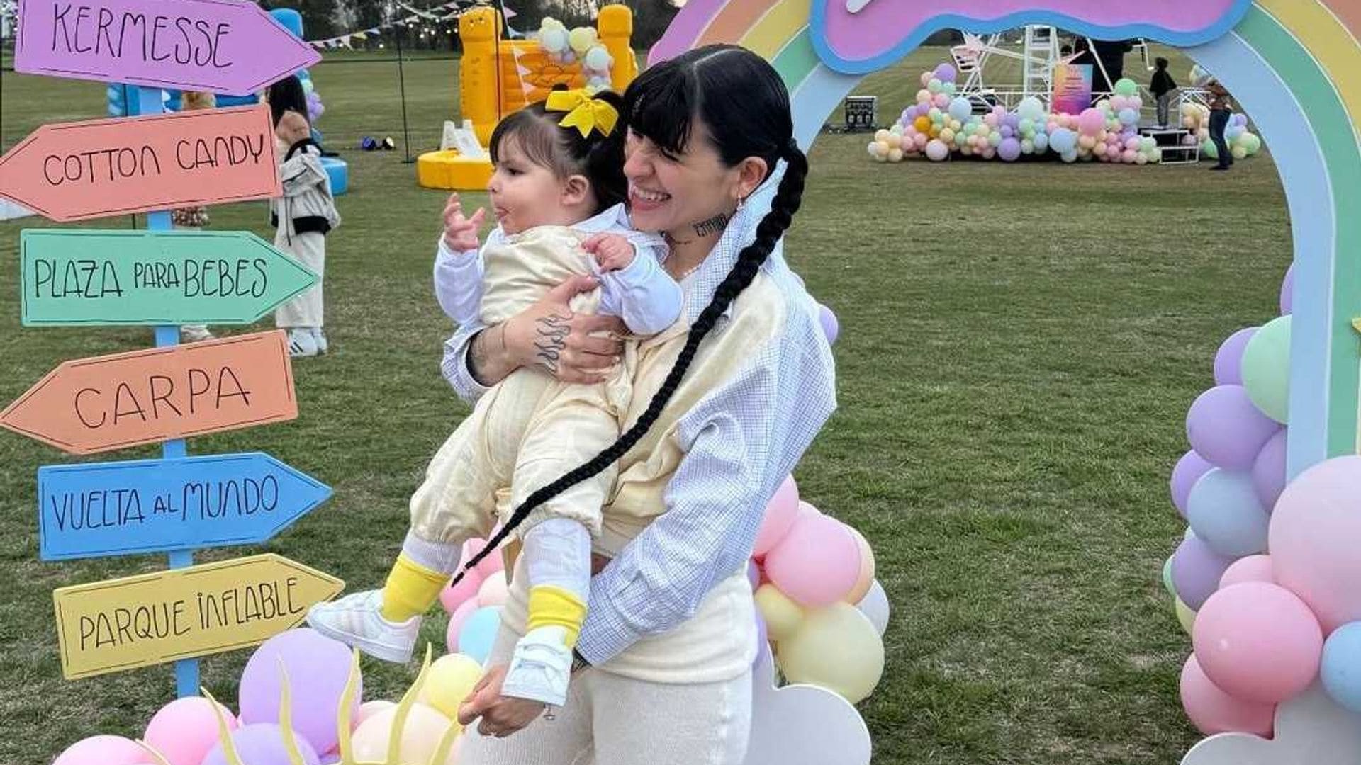 Cazzu celebra el primer año de Inti con una espectacular fiesta tipo kermés