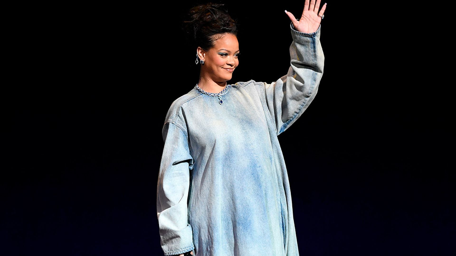 Rihanna aparece por sorpresa con un total look 'denim' y maxi botas de tacón para su nuevo proyecto