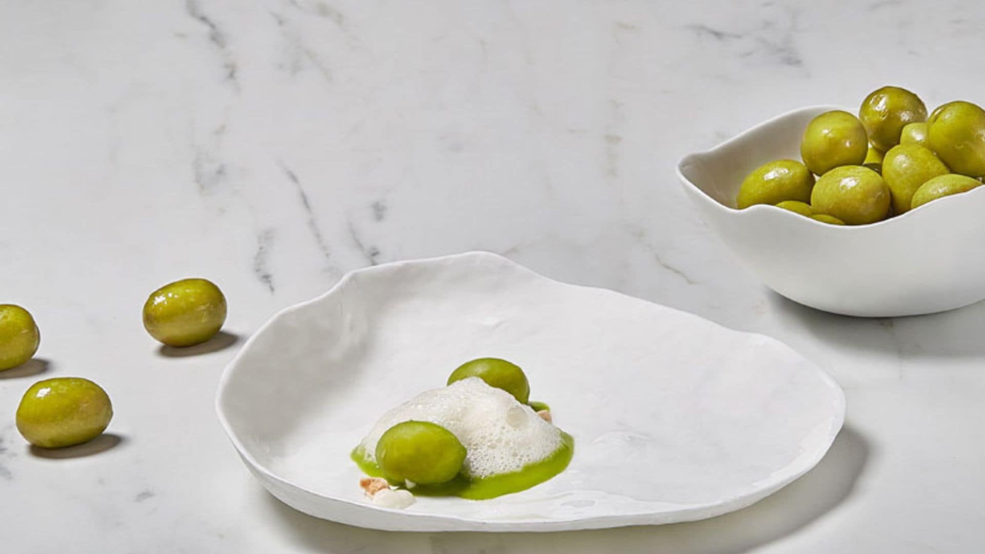 Gazpacho de aceituna gordal, sopa de hierbas y almendras