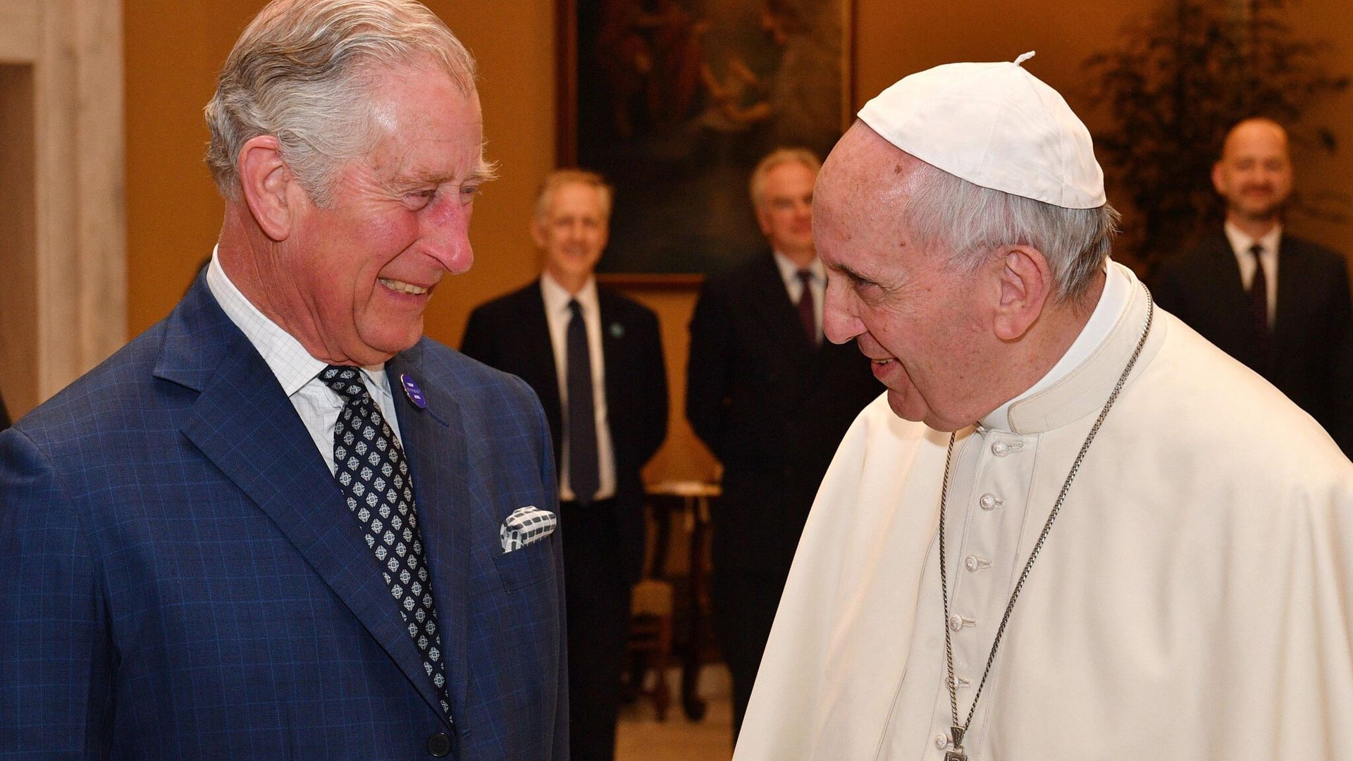 El Papa Francisco hace un regalo a título personal al rey Carlos III para su coronación