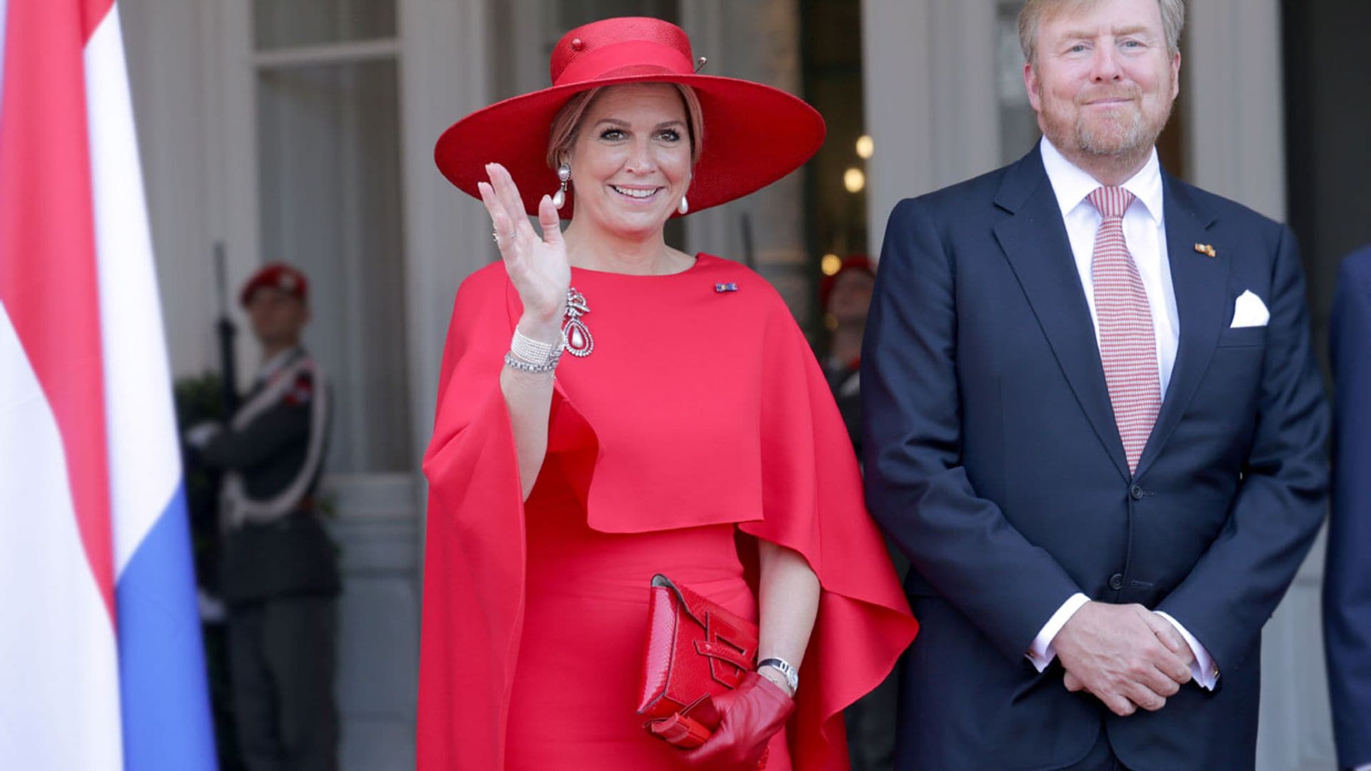 Máxima se supera con una capa roja y bolso diseñado por otra 'royal'