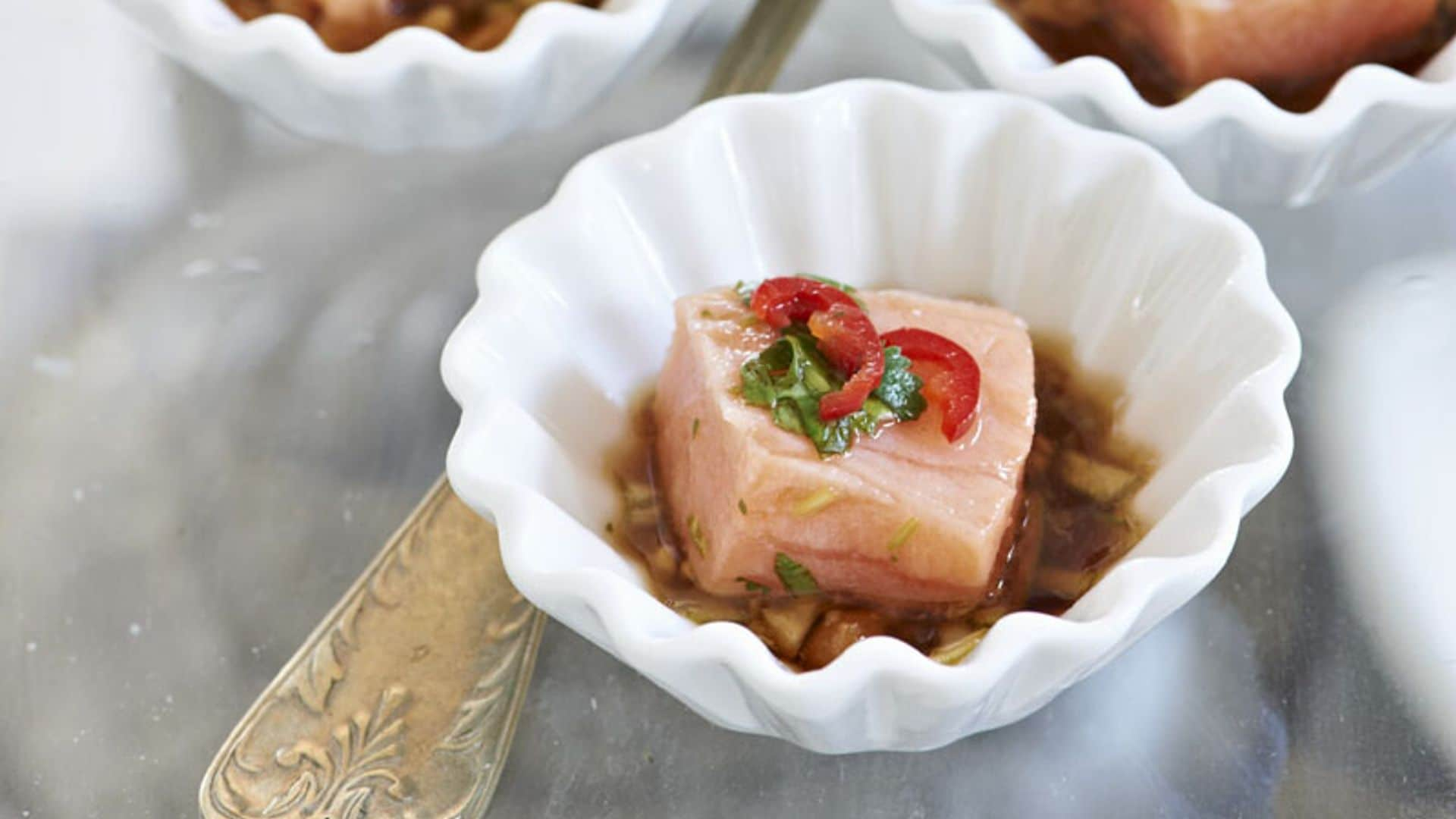 Salmón marinado con ponzu, cacahuete y chile