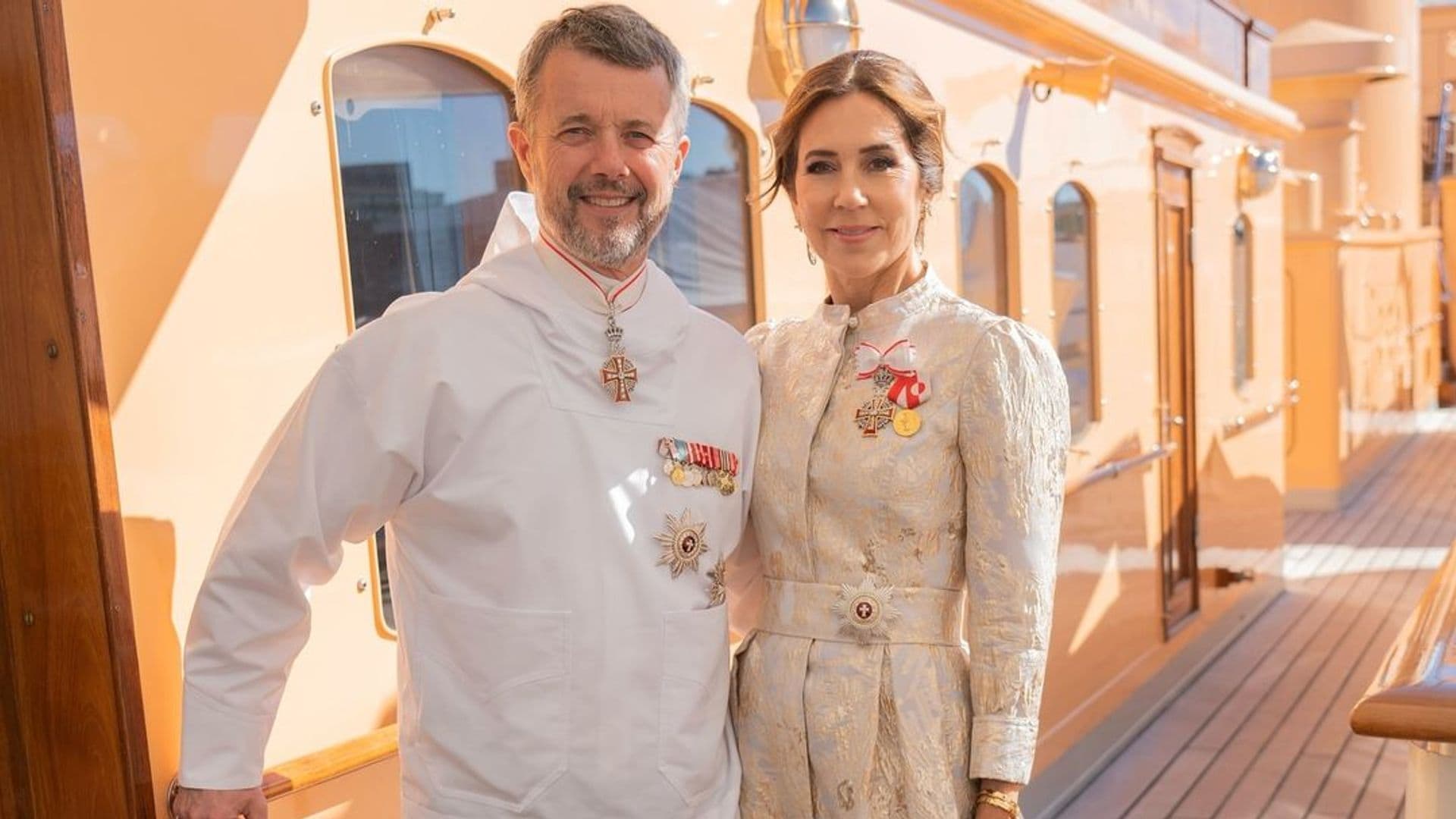 El espectacular vestido de gala dorado de Mary de Dinamarca y más looks en su viaje a Groenlandia