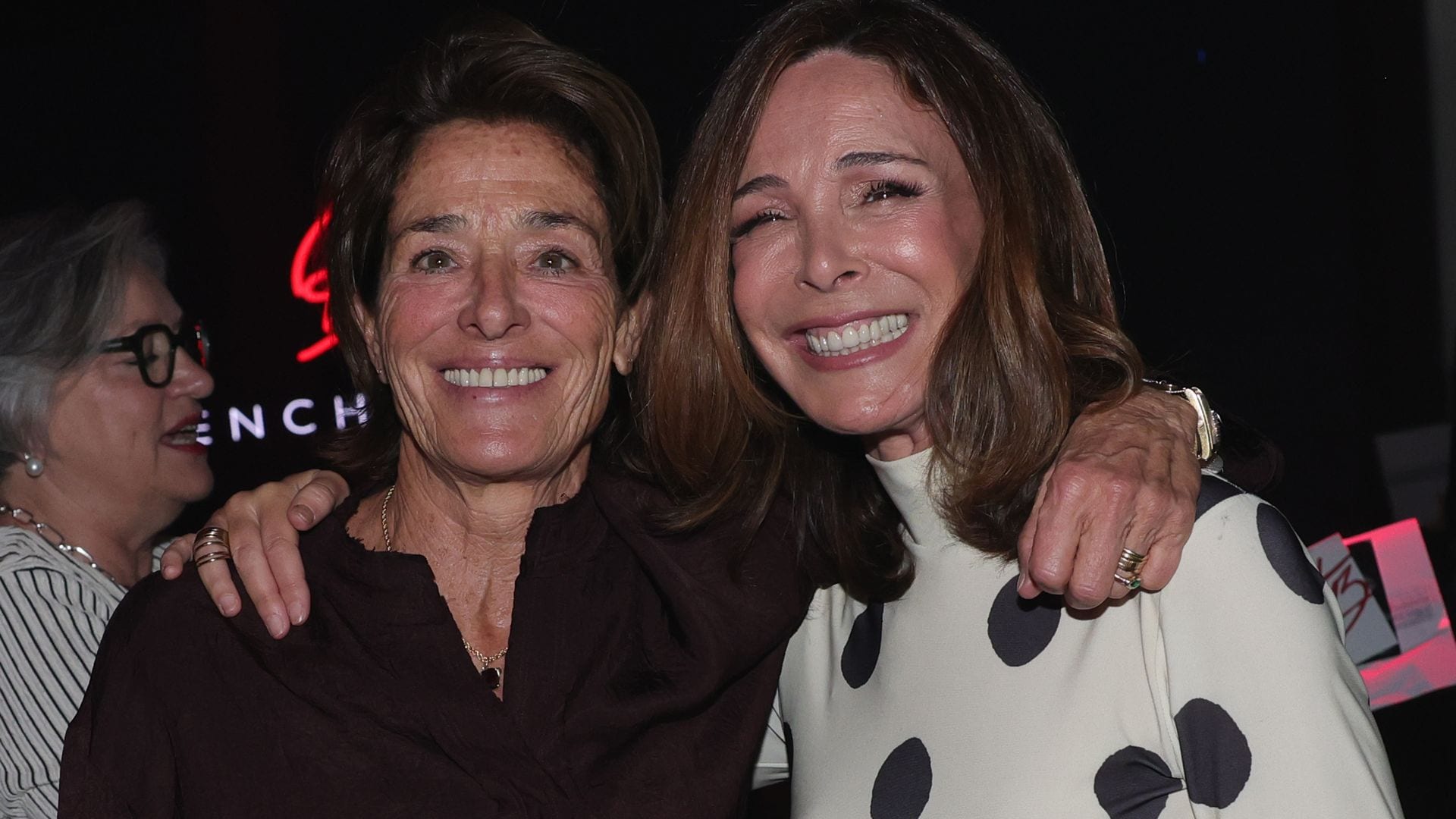 Lidia Bosch y Aruca Fernández, las mujeres de Emilio Aragón, en la ficción y en la vida real, posan juntas y sonrientes