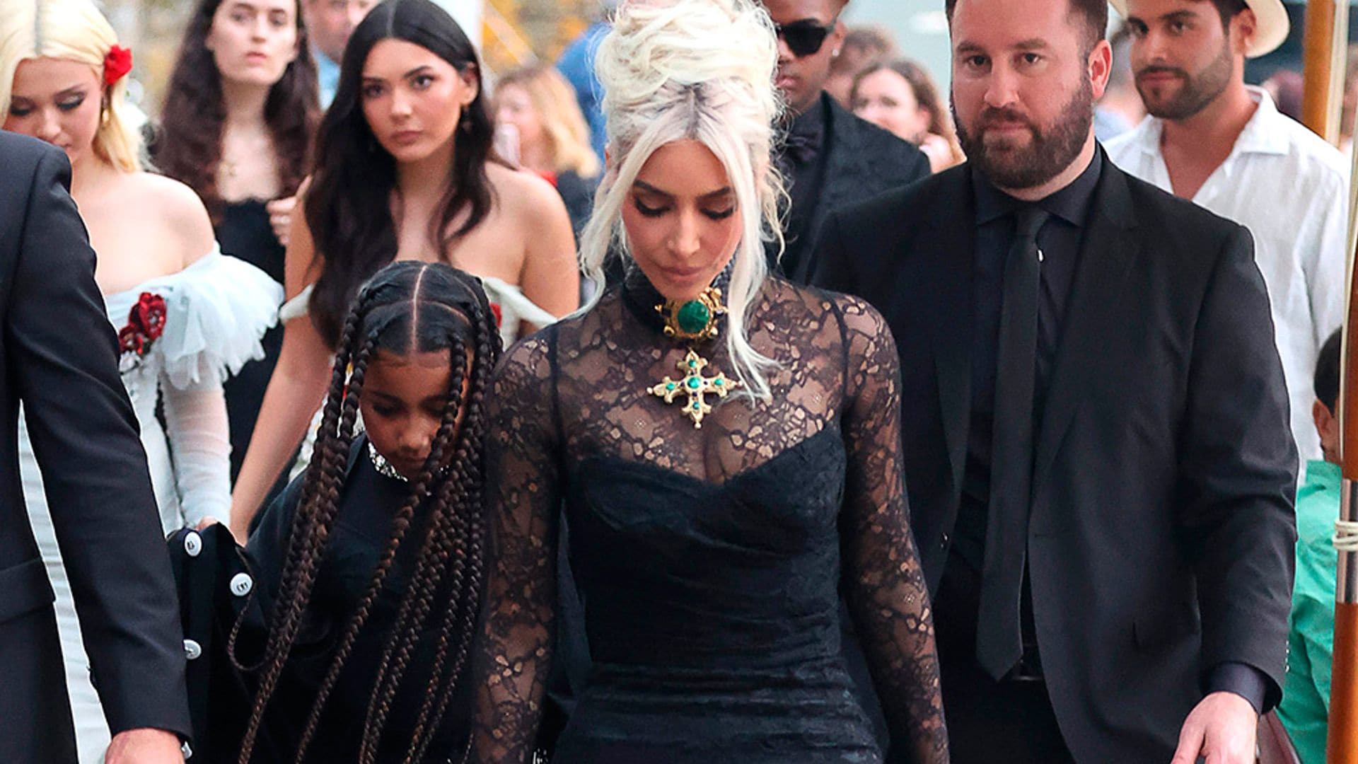 Los looks barrocos de las hermanas Kardashian en la boda de Kourtney y Travis Barker