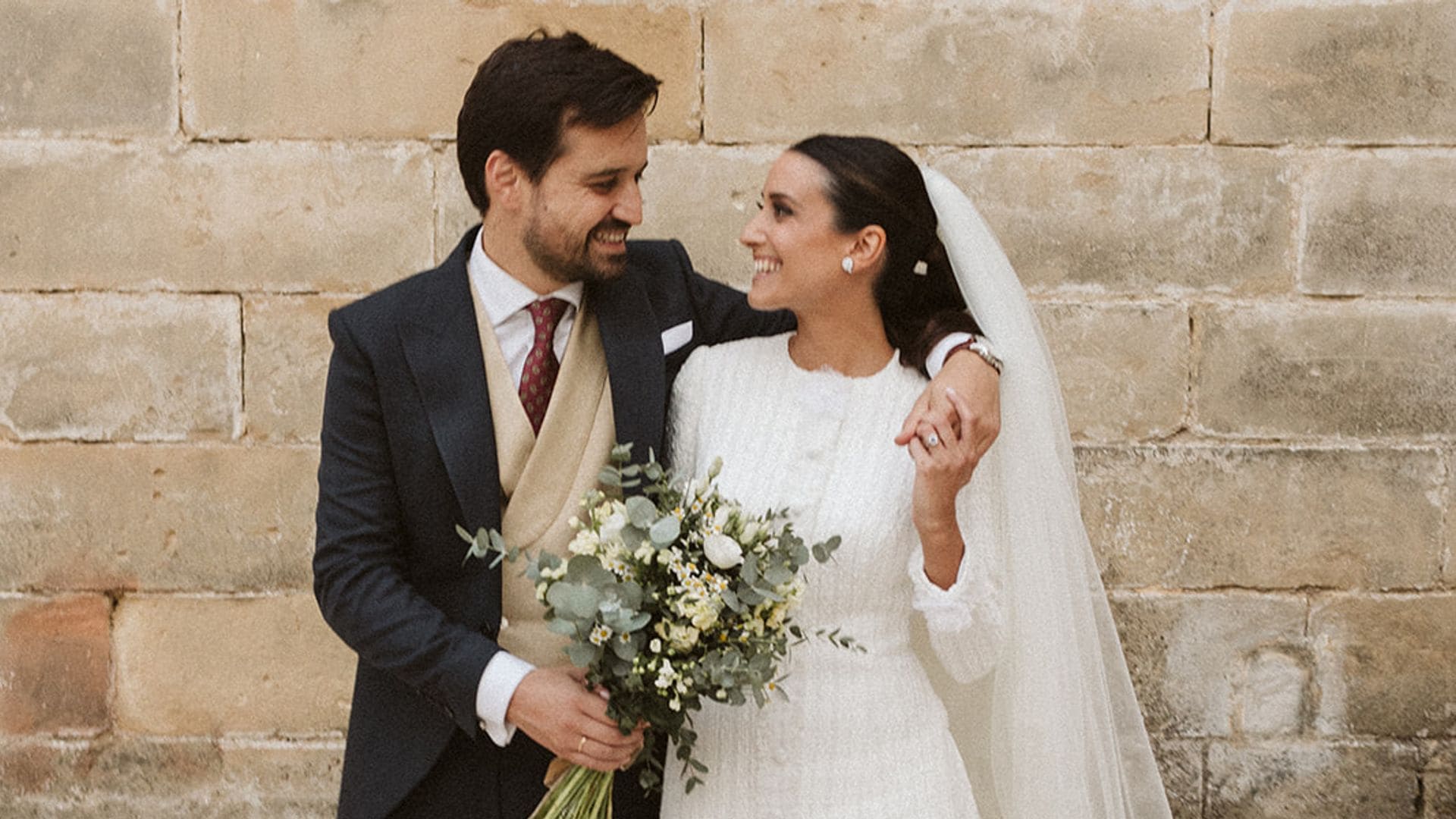 La boda en Baeza de Mariló: una novia velada, con vestido de 'tweed' y un segundo look lencero