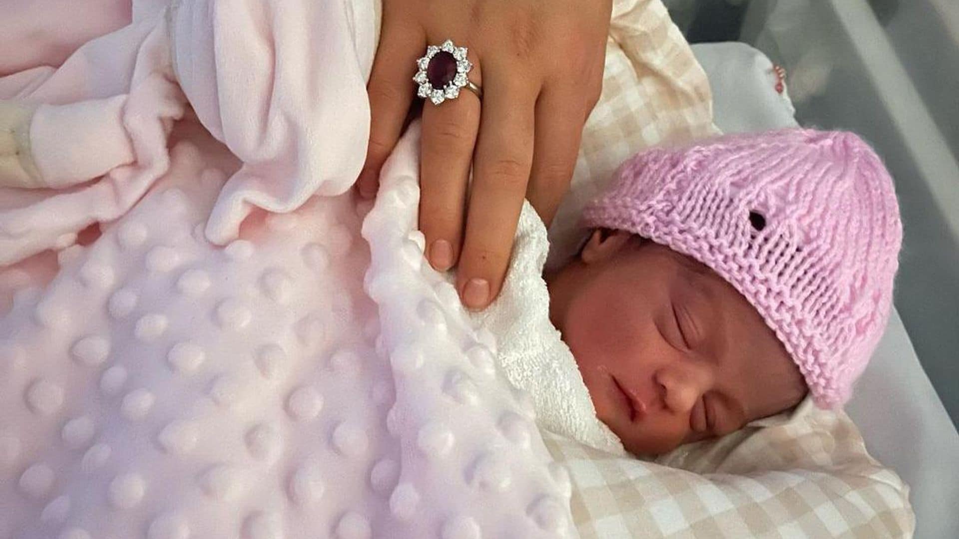 Bella Esmeralda, la bebé de Georgina Rodríguez y Cristiano Ronaldo, usa baberos de Dior