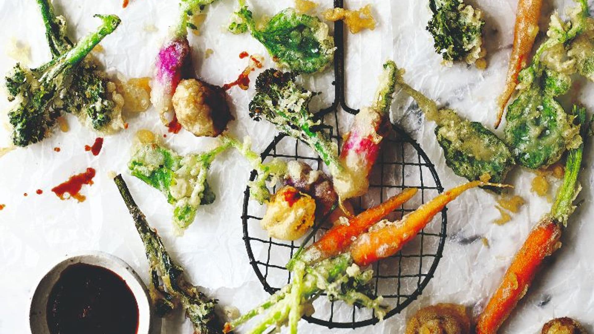 Tempura de hortalizas con salsa de soja, guindilla y cilantro