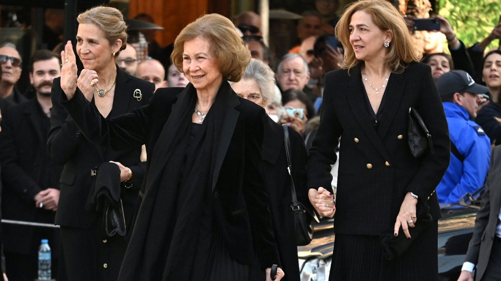 Doña Sofía, arropada por sus hijas, asiste en Atenas al funeral de su hermano Constantino cuarenta días después de su muerte