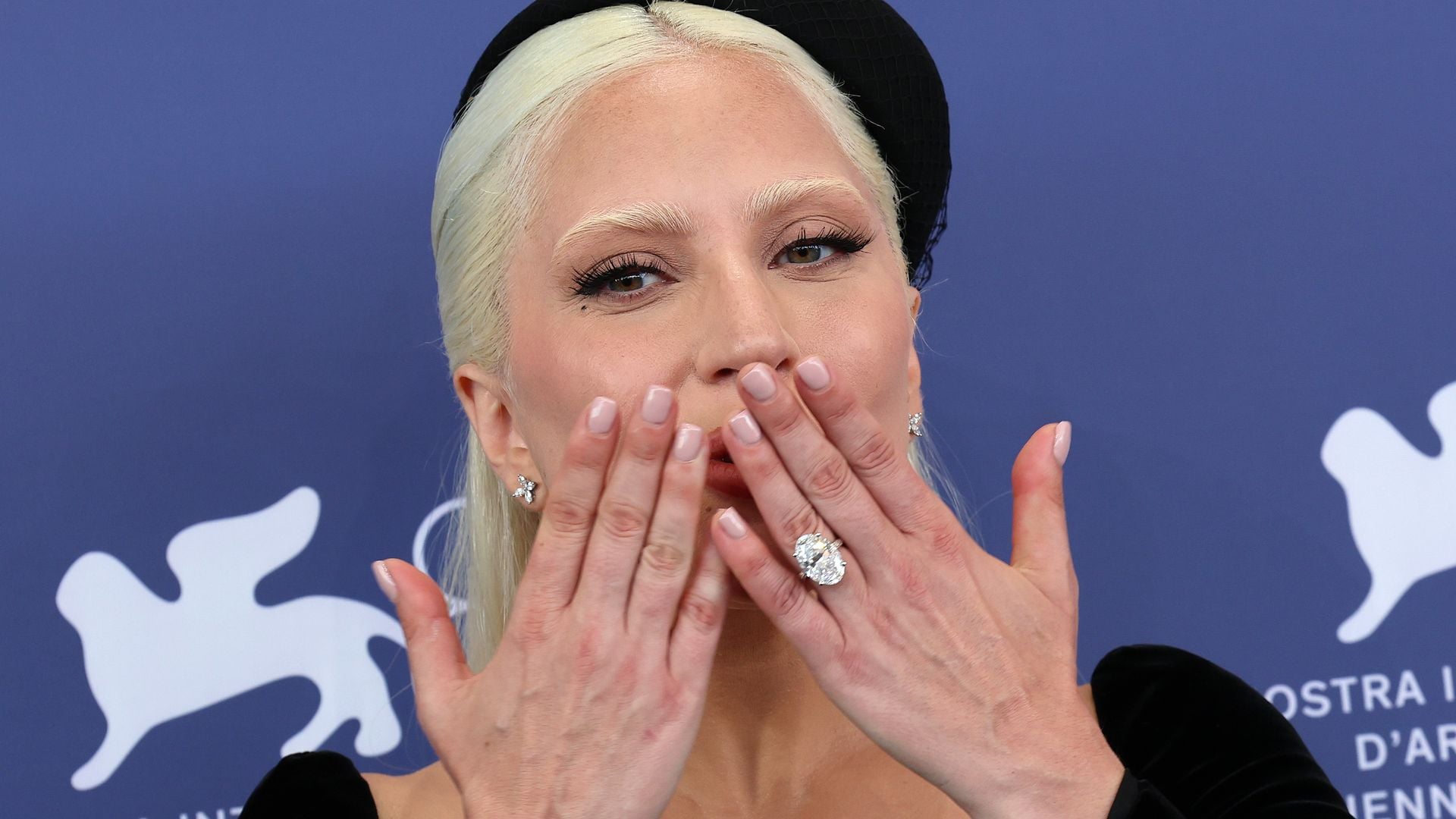 Todos los detalles del impresionante anillo de compromiso de Lady Gaga