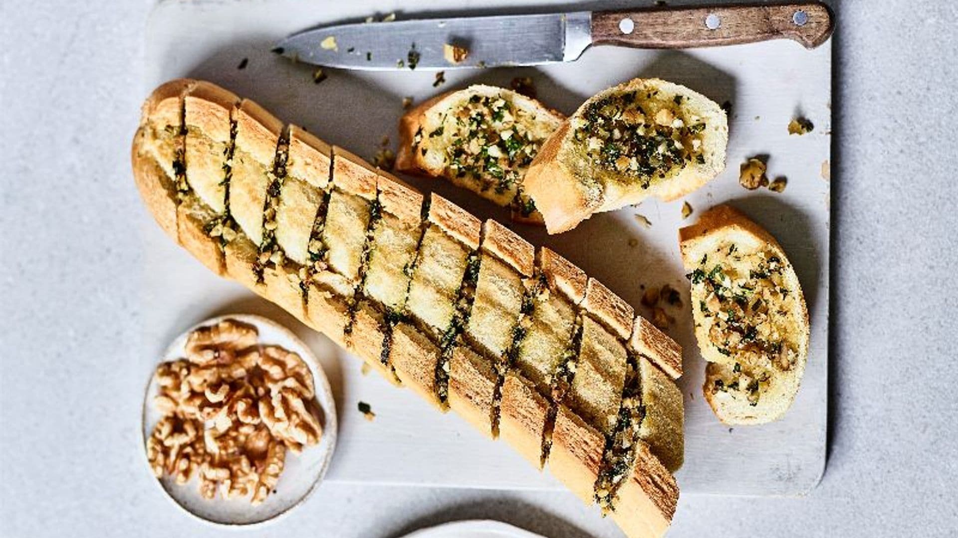 Pan de ajo y nueces