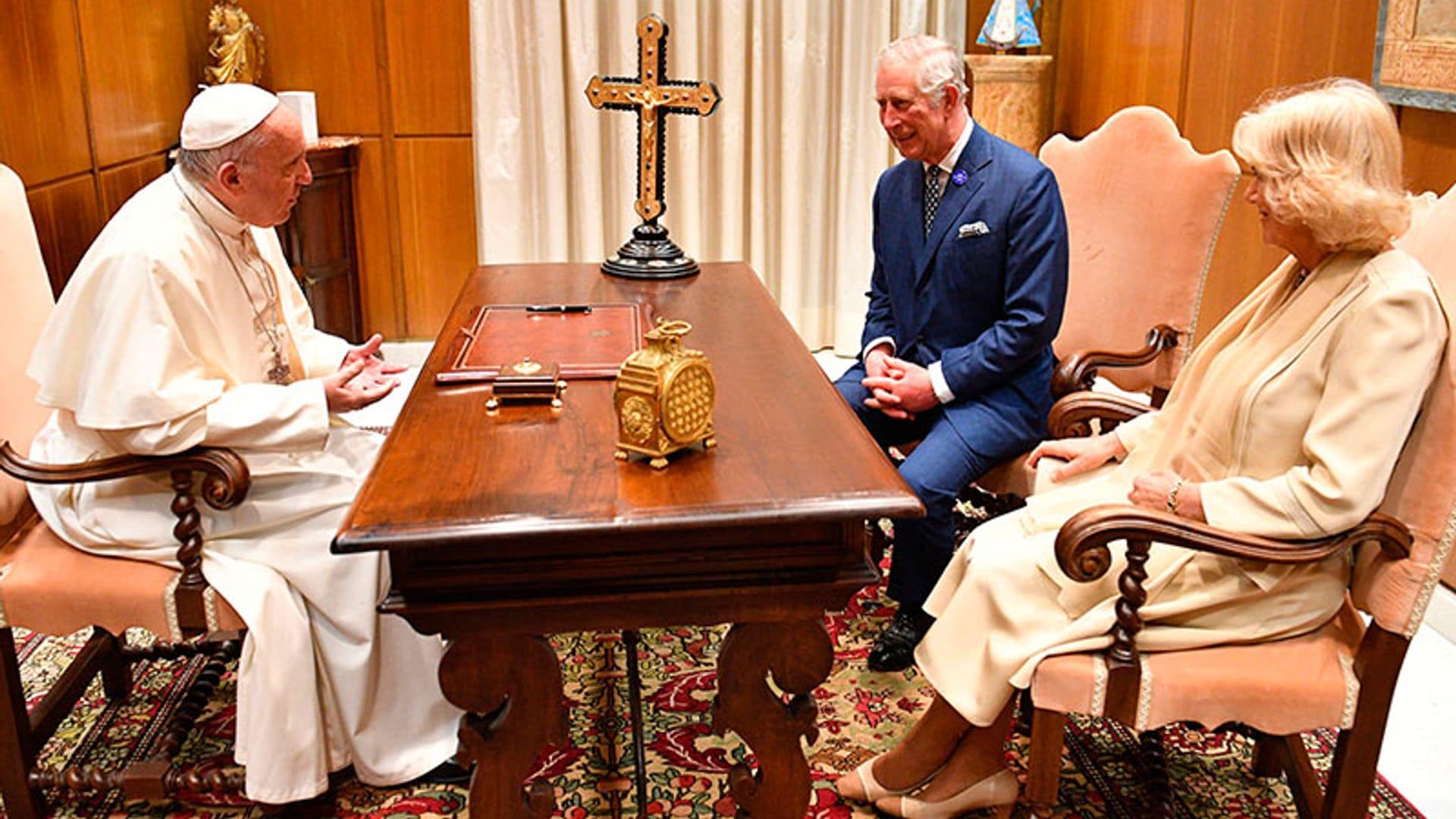 ¿Por qué Camilla no vistió de negro durante su encuentro con el Papa Francisco?
