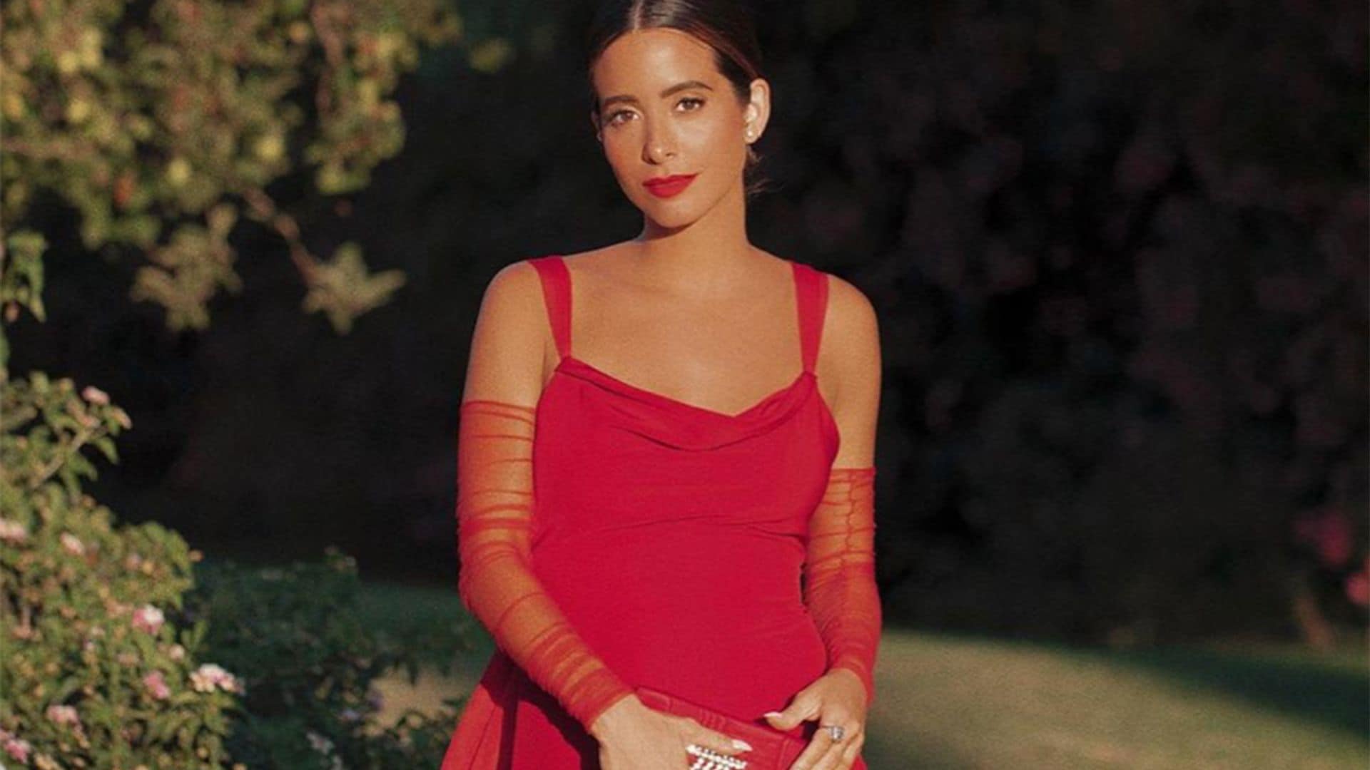 Inspírate en los looks más bonitos para ser la invitada de rojo