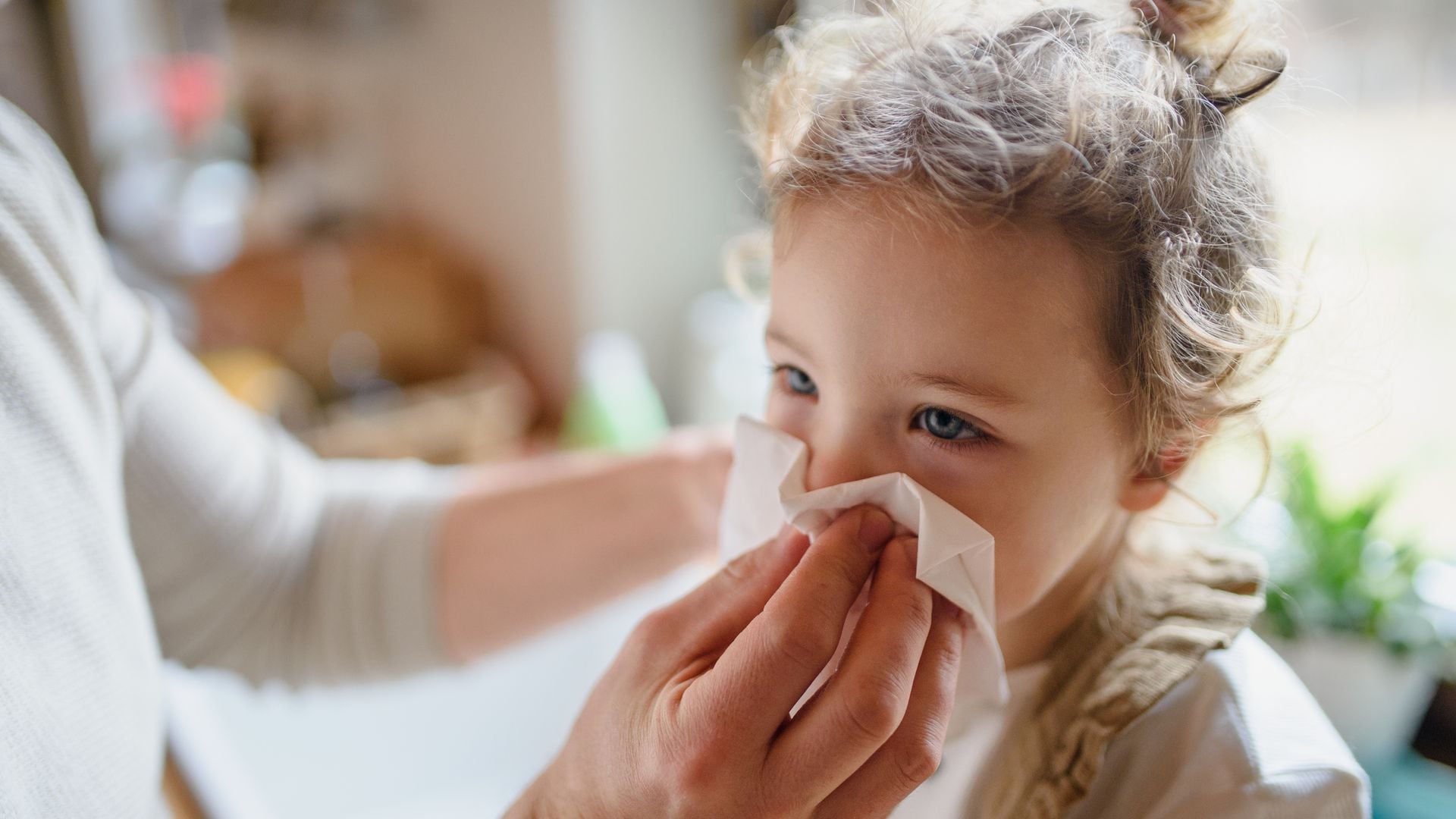 Virus respiratorios: cuándo no llevar a bebés y niños a la guardería o al colegio