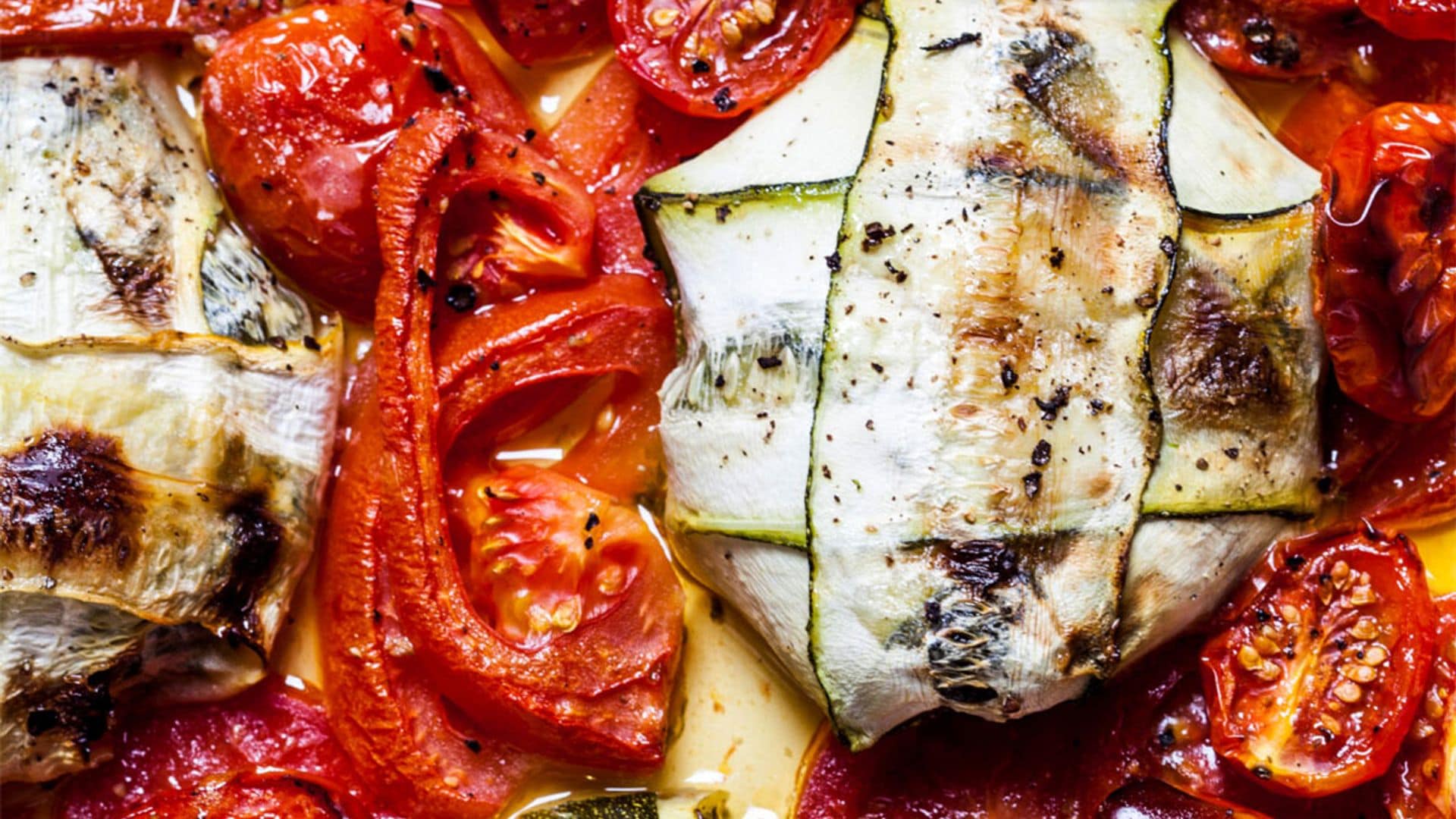 Raviolis de calabacín, queso feta y espinacas con tomates y pimientos al horno