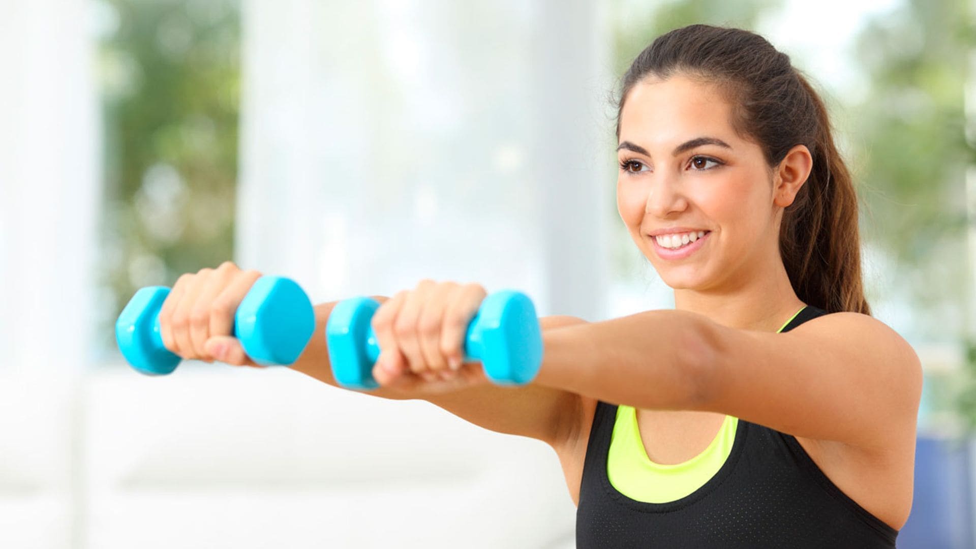 7 ejercicios con mancuernas para fortalecer los músculos de los brazos