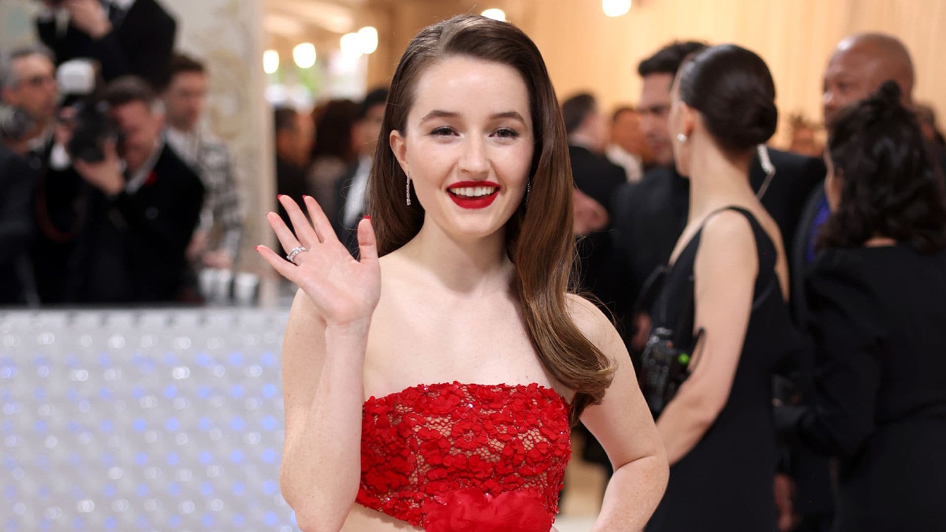 El armario de invitada en rojo y rosa de la actriz Kaitlyn Dever, pura inspiración festiva