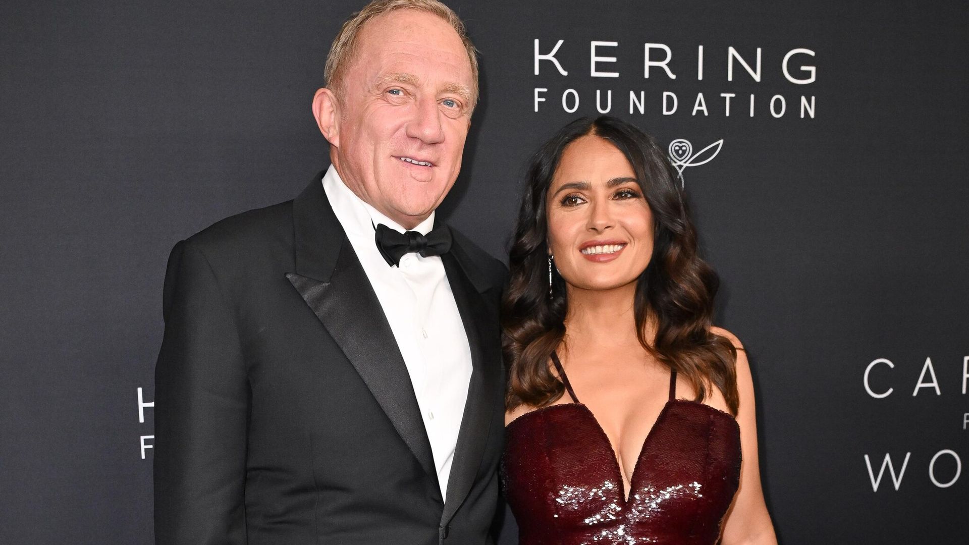 Tras celebrar su cumpleaños, Salma Hayek se deja ver guapísima con su esposo en una gala con causa