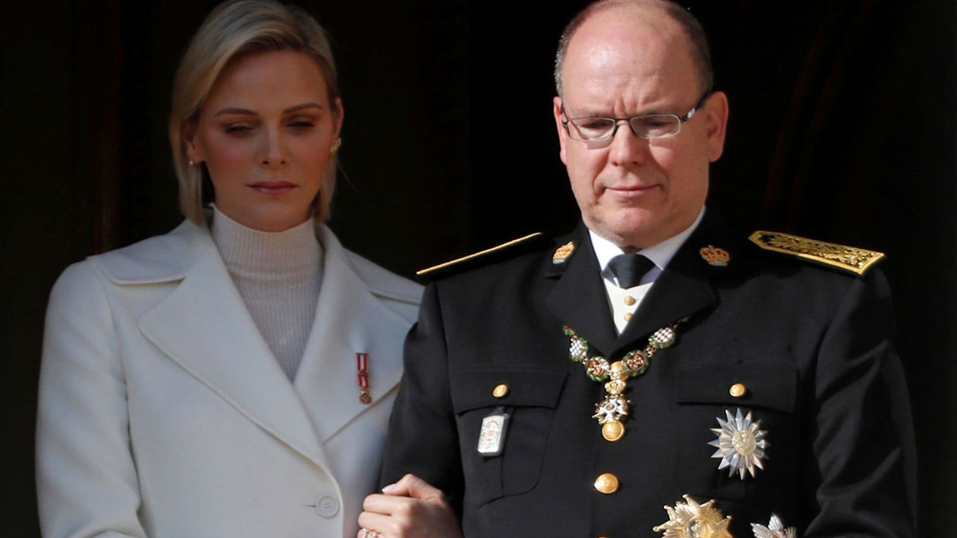 Alberto de Mónaco se emociona y es reconfortado por Charlene durante el homenaje a su madre, Grace Kelly