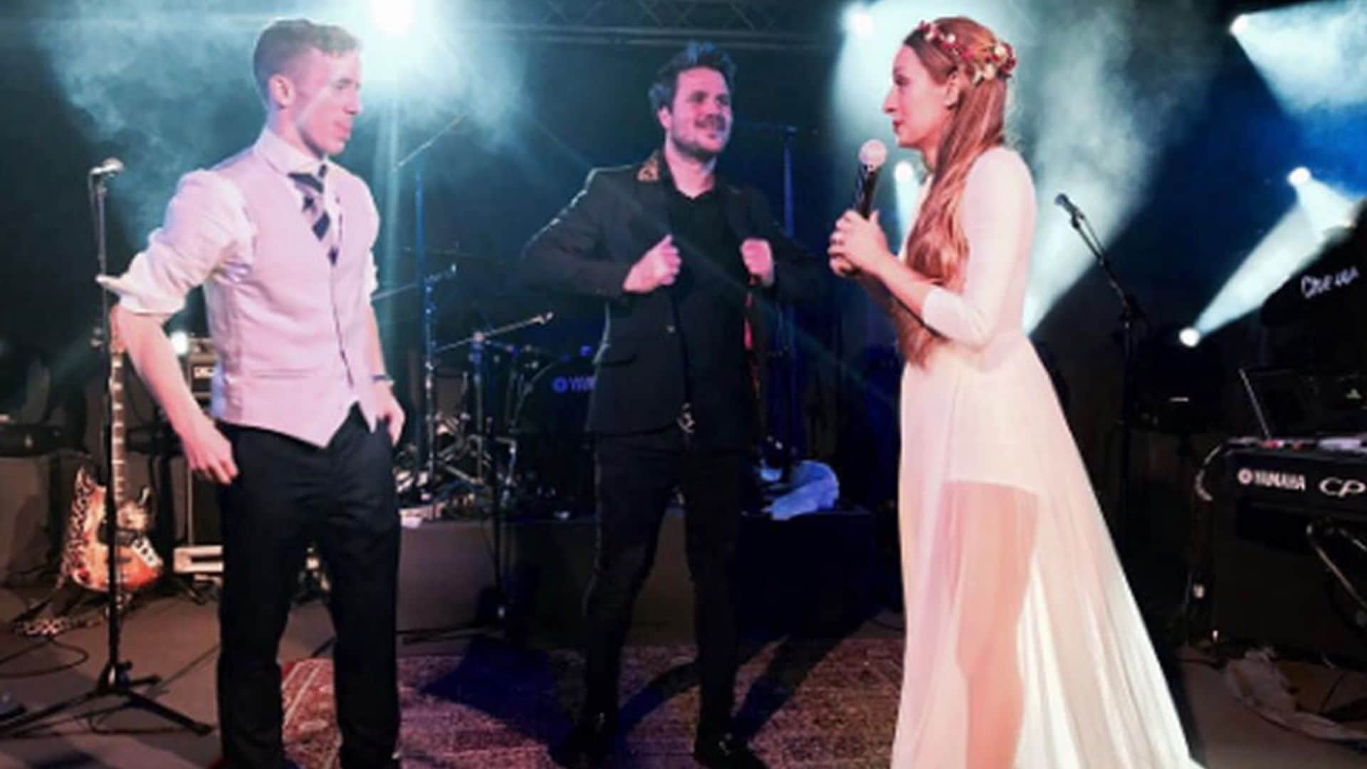 Dani Martín sorprende a la novia de Iker Muniain en su boda ¡con un concierto sorpresa!