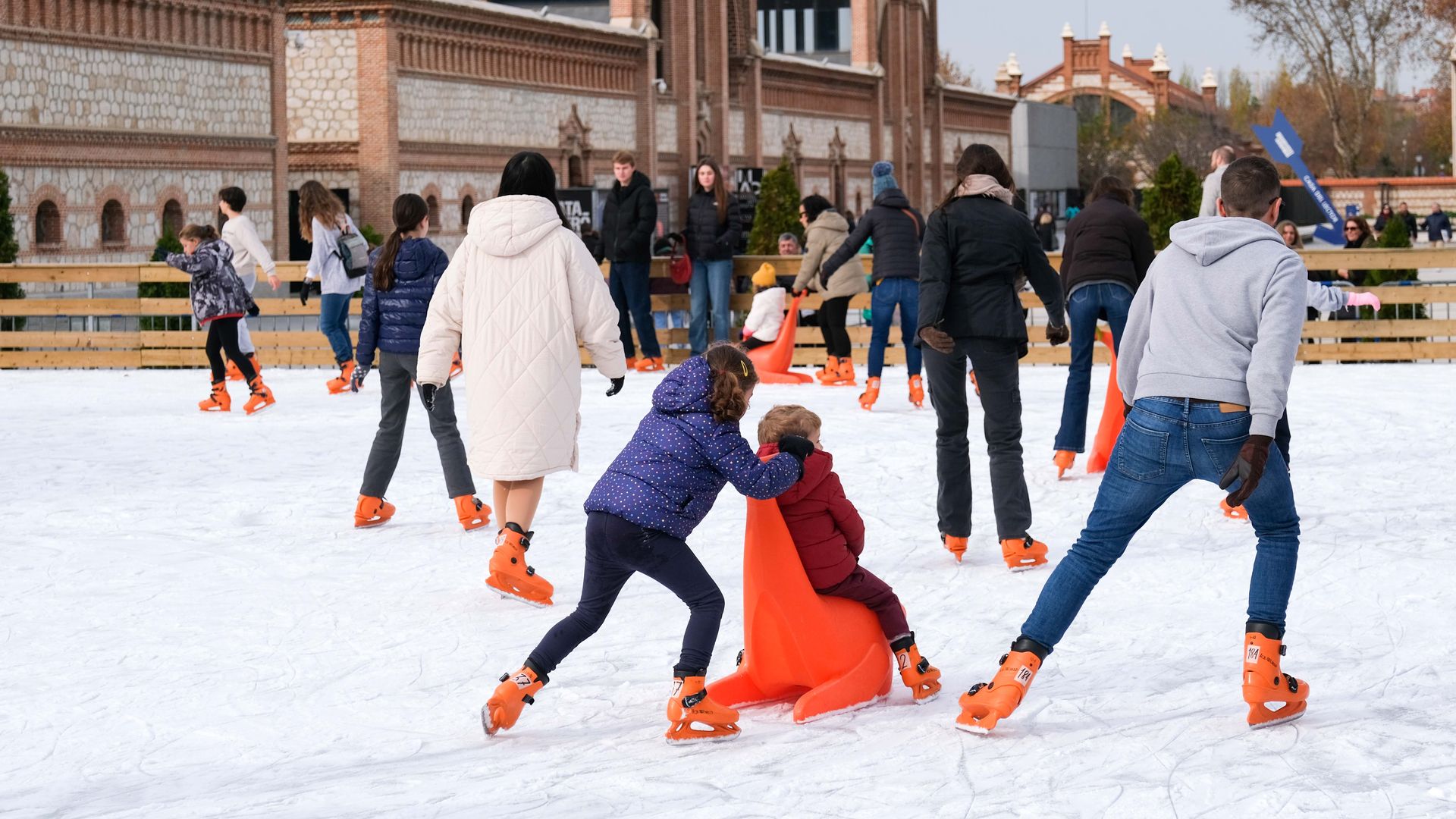 Pista de hielo en Matadero Madrid patinaje sobre hielo en la plaza