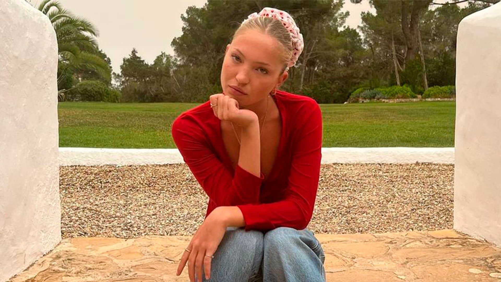 Lila Moss rescata el accesorio del pelo más famoso de los 90 en su viaje a Ibiza