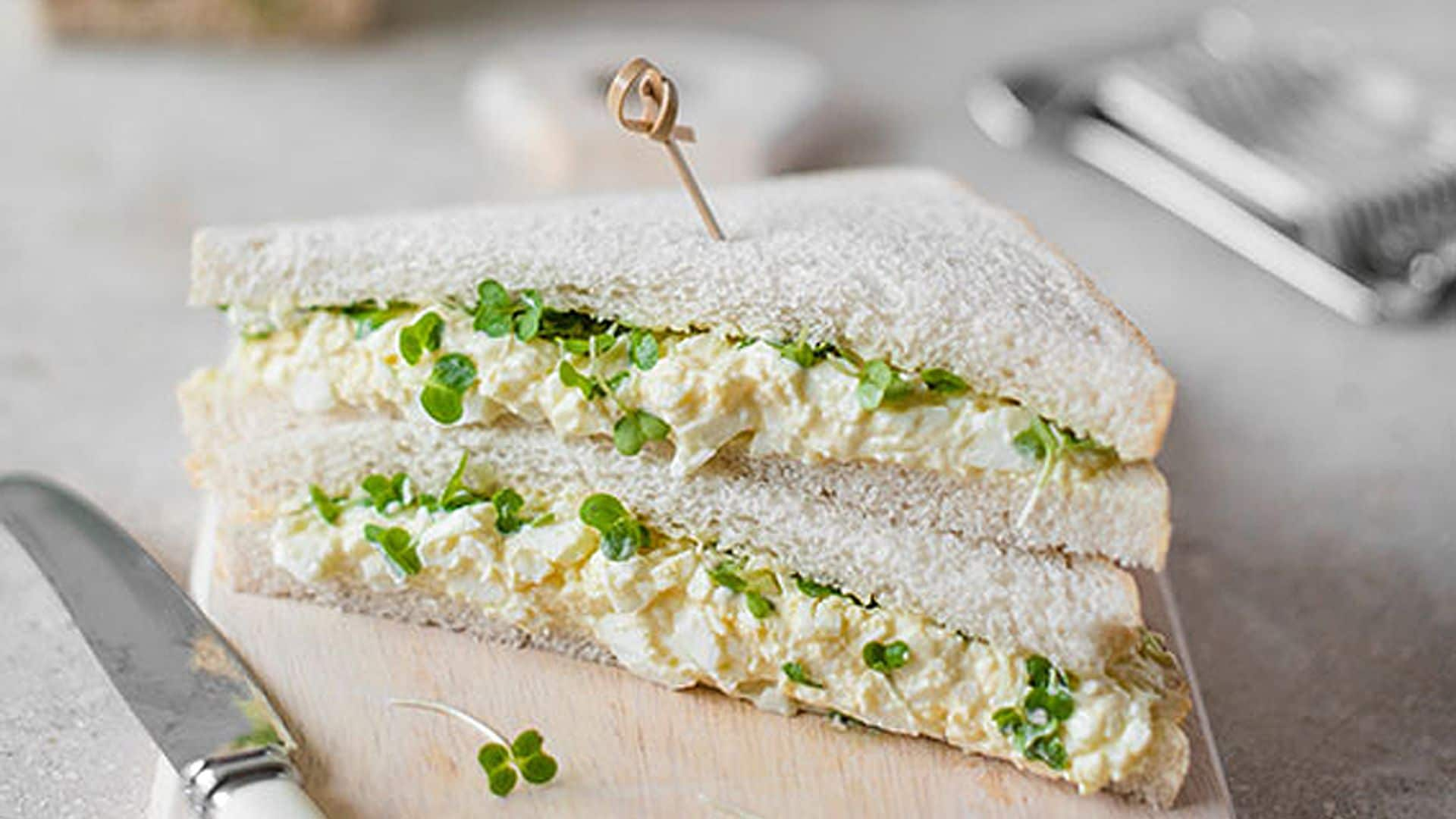 Sándwich de huevo y berros al curry