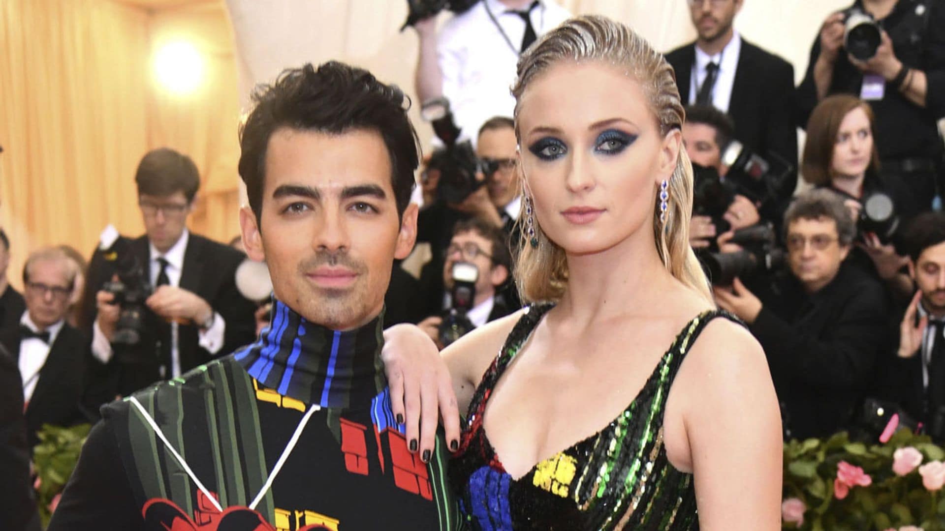 Sophie Turner sorprende a Joe Jonas... ¡con una tarta de cumpleaños en el escenario!