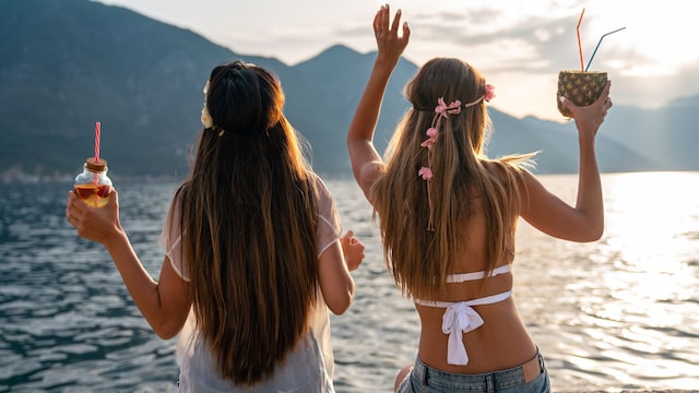 Dos amigas disfrutando de unas bebidas de verano