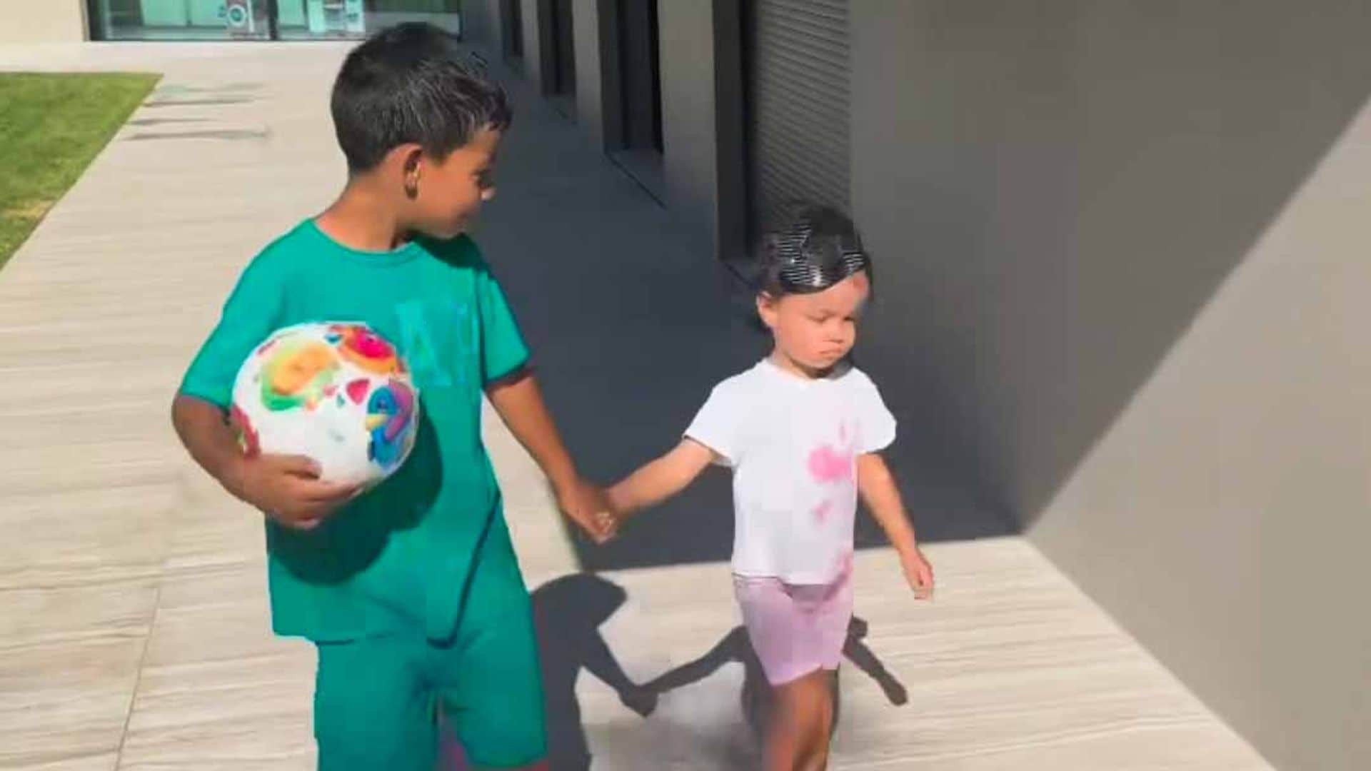 Junto a su hermanito Mateo, Bella Esmeralda muestra su talento como futbolista