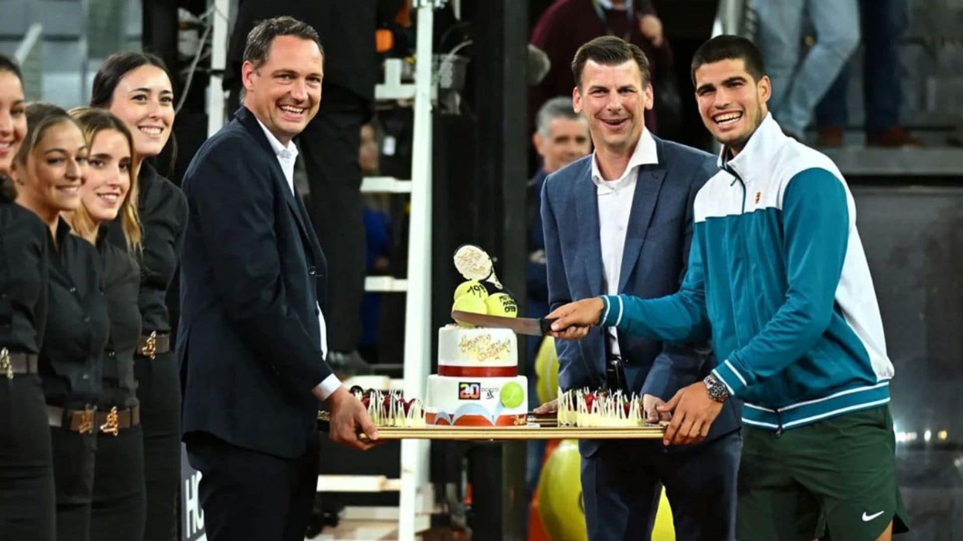 Carlos Alcaraz cumple 19 años en la pista, con una gran sorpresa y a la espera de su mejor regalo