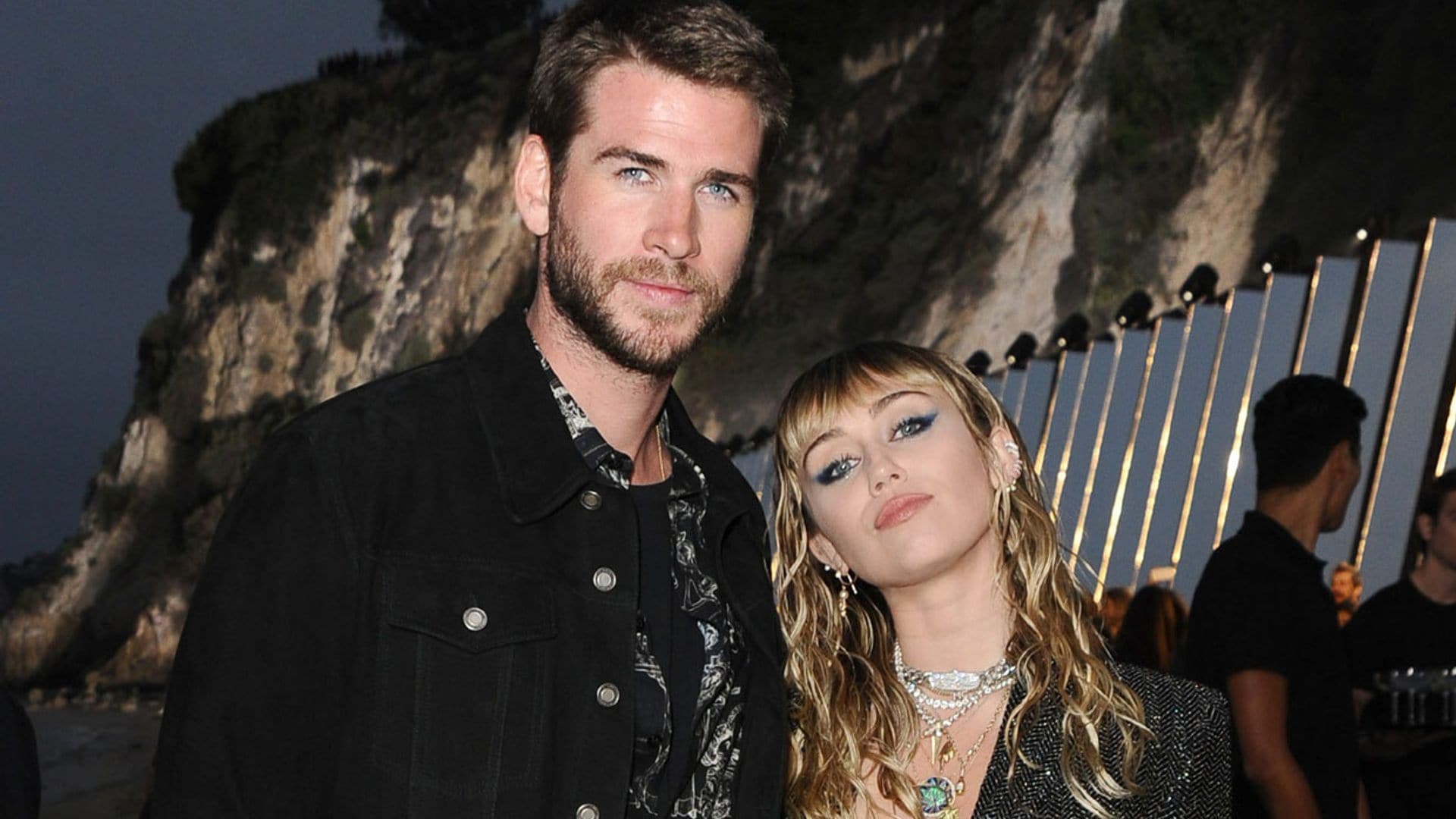 Miley Cyrus y Liam Hemsworth presumen de cuerpo en bañador