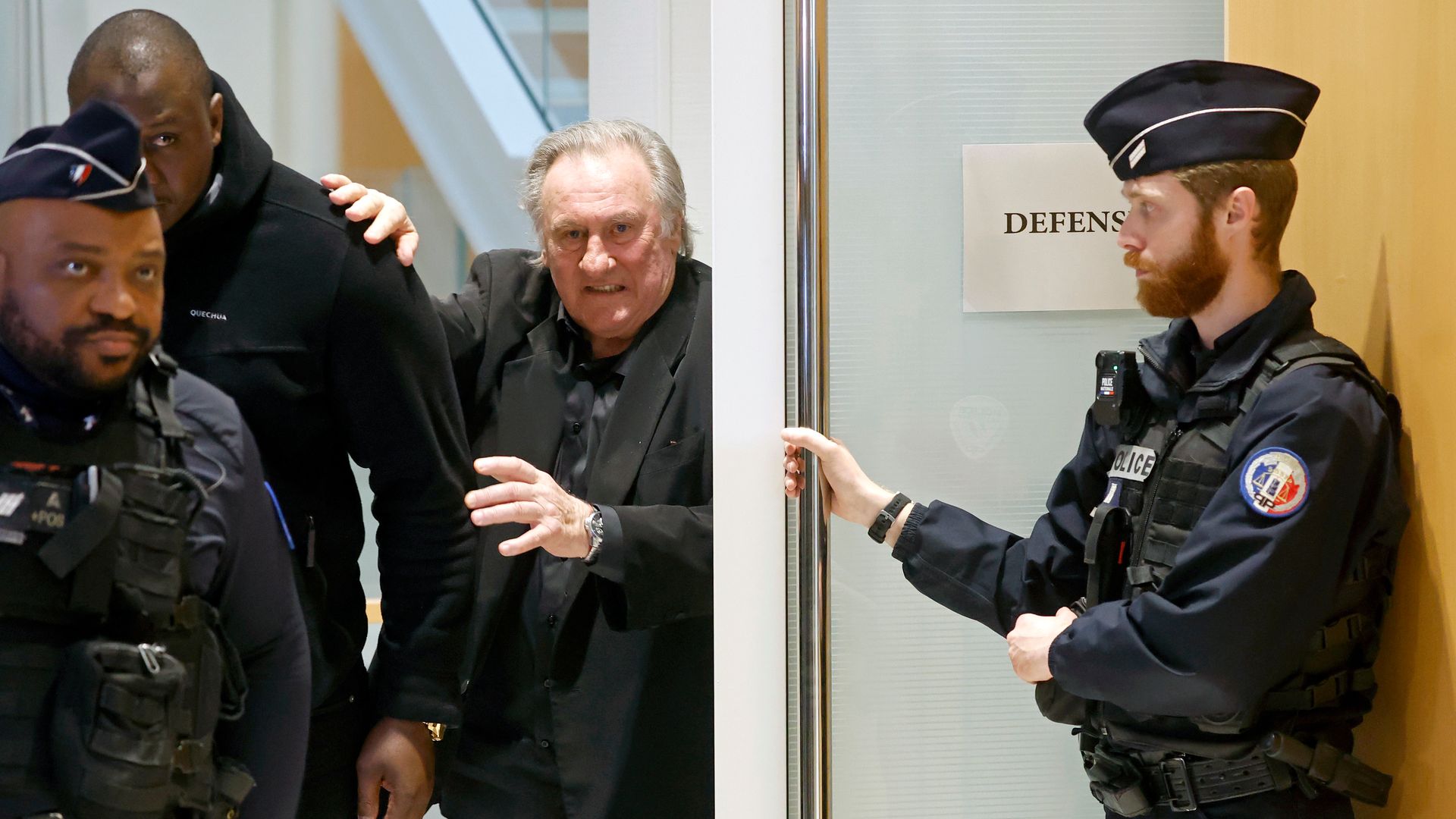 Gérard Depardieu admite haber tocado a una demandante, pero niega intención sexual en su juicio por agresión