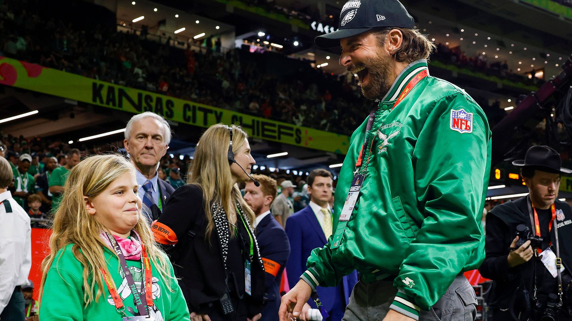 La euforia de Bradley Cooper con su hija, Lea de Seine, tras el triunfo de su equipo