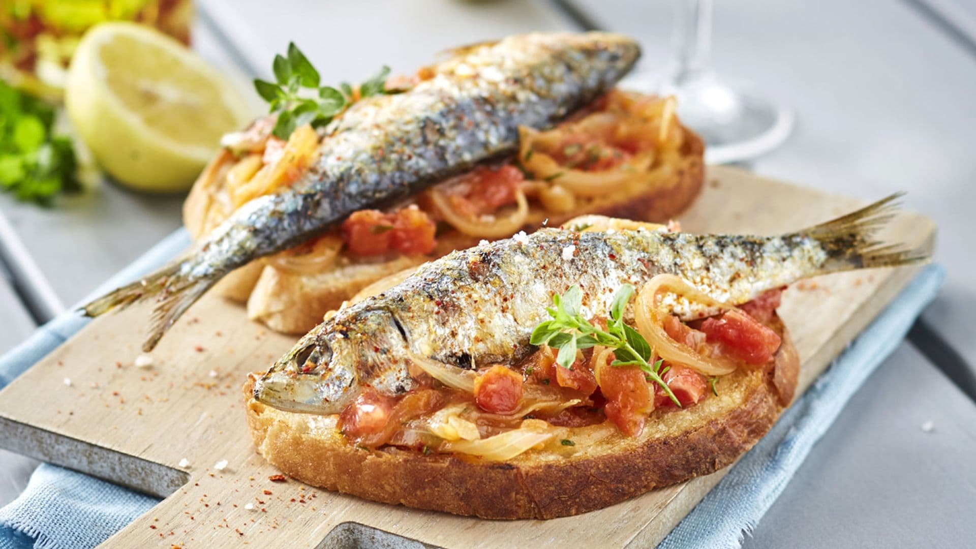 Tostas de sardinas con tomate y cebolla