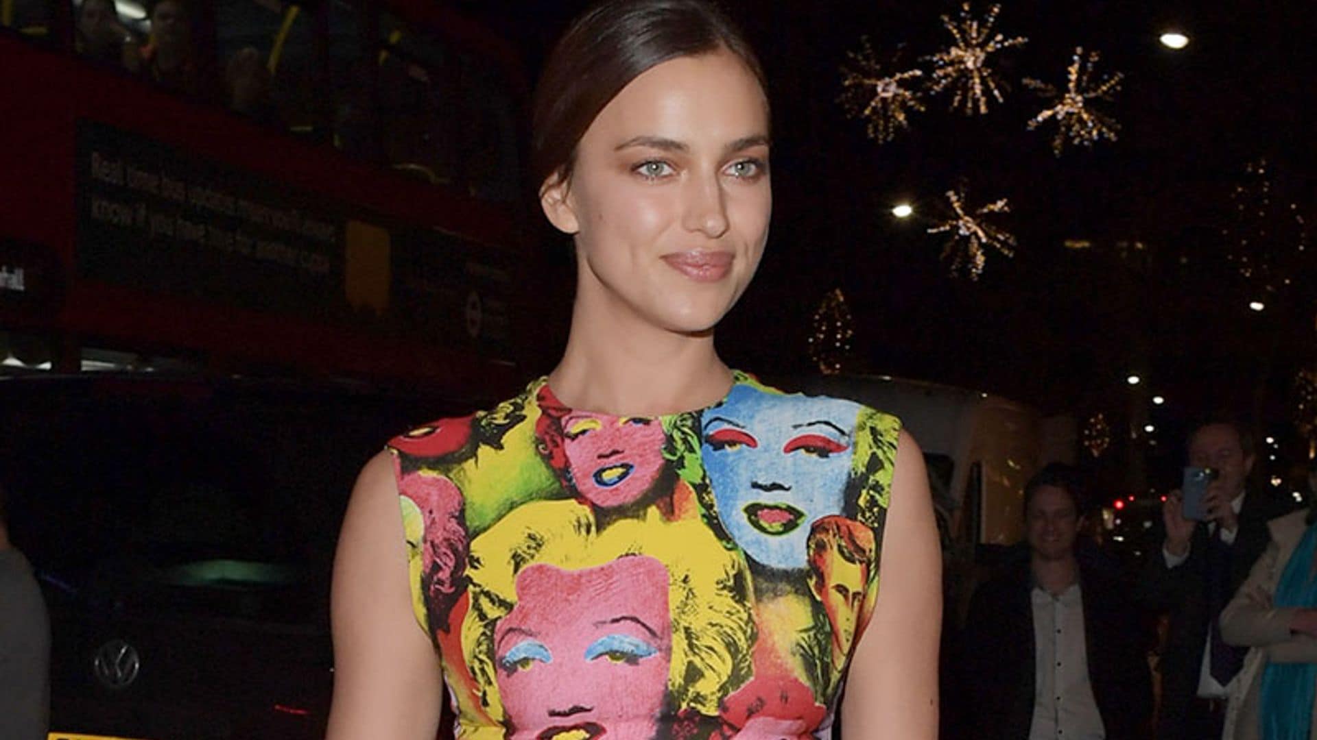 Irina Shayk causa sensación vestida de Warhol 'de pies a cabeza'