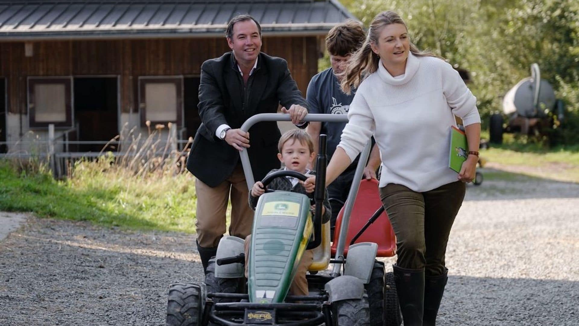 Los pequeños Charles y François de Luxemburgo, dos simpáticos granjeros entre burros y gallinas