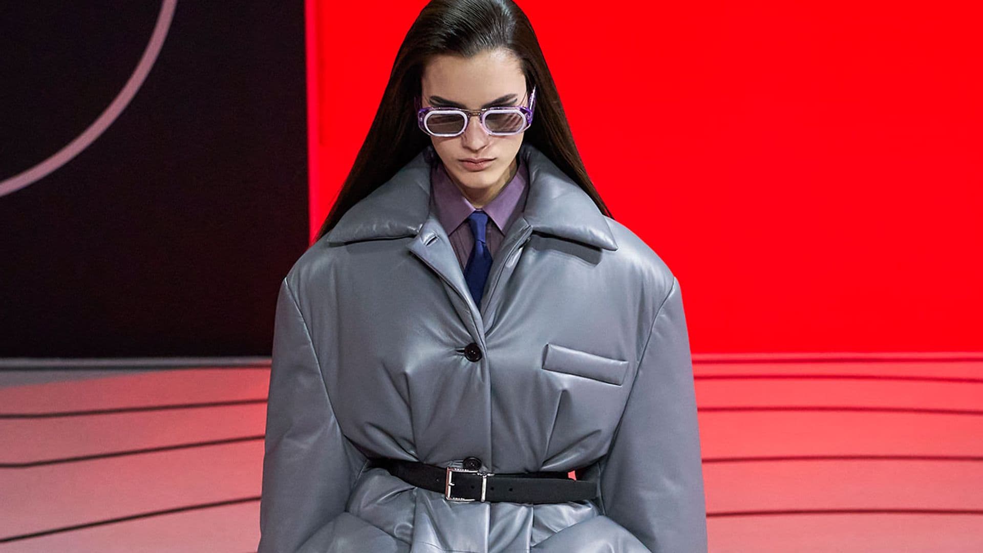 Prada actualiza sus iconos en un desfile viral