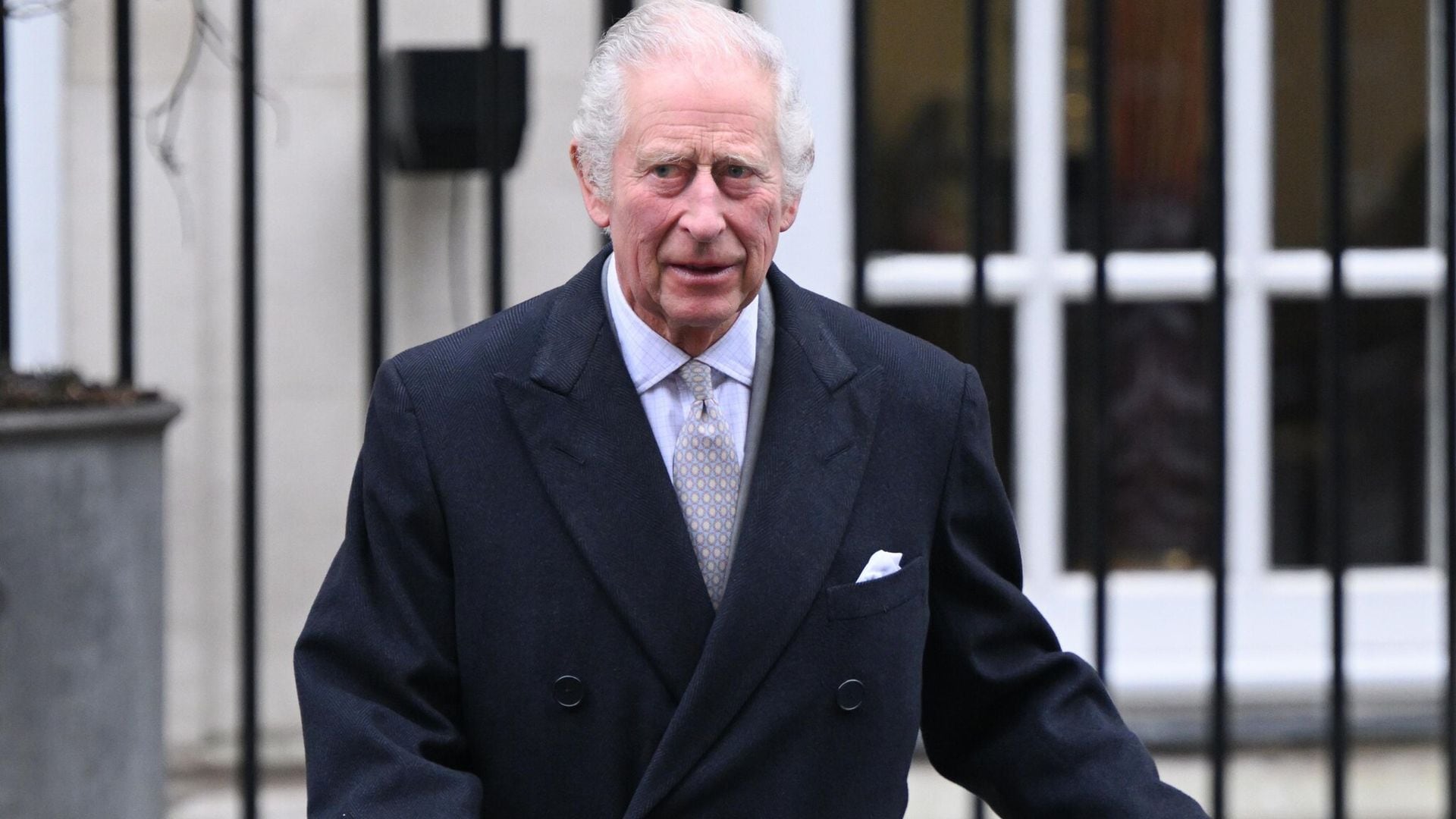 El rey Carlos III regresa a Londres para sus primeras reuniones en persona tras detectarle cáncer